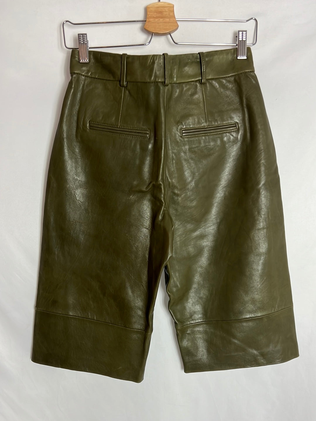 ZARA. Pantalón culotte verde efecto piel. T XS