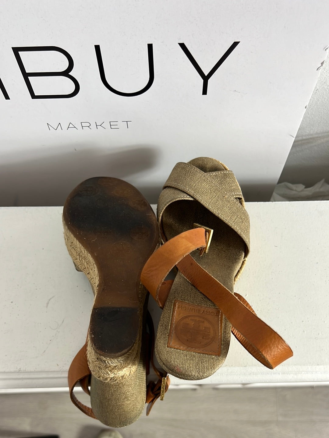 TORY BURCH. Cuñas tela tonos dorados. T 38