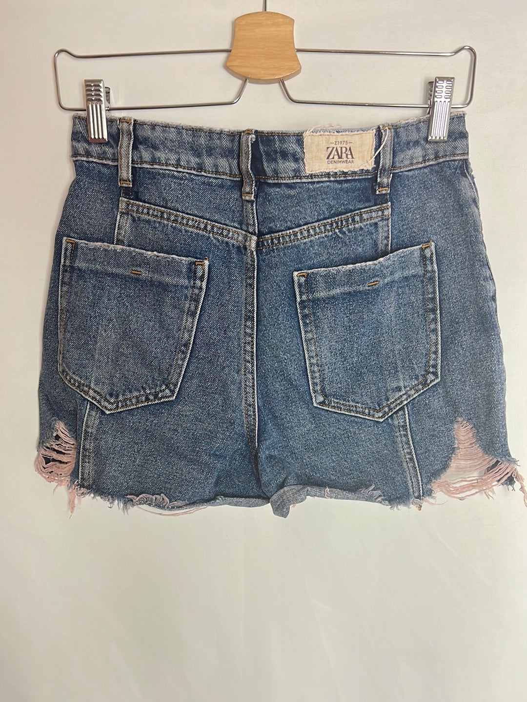 ZARA. Short denim deshilachado. T 36