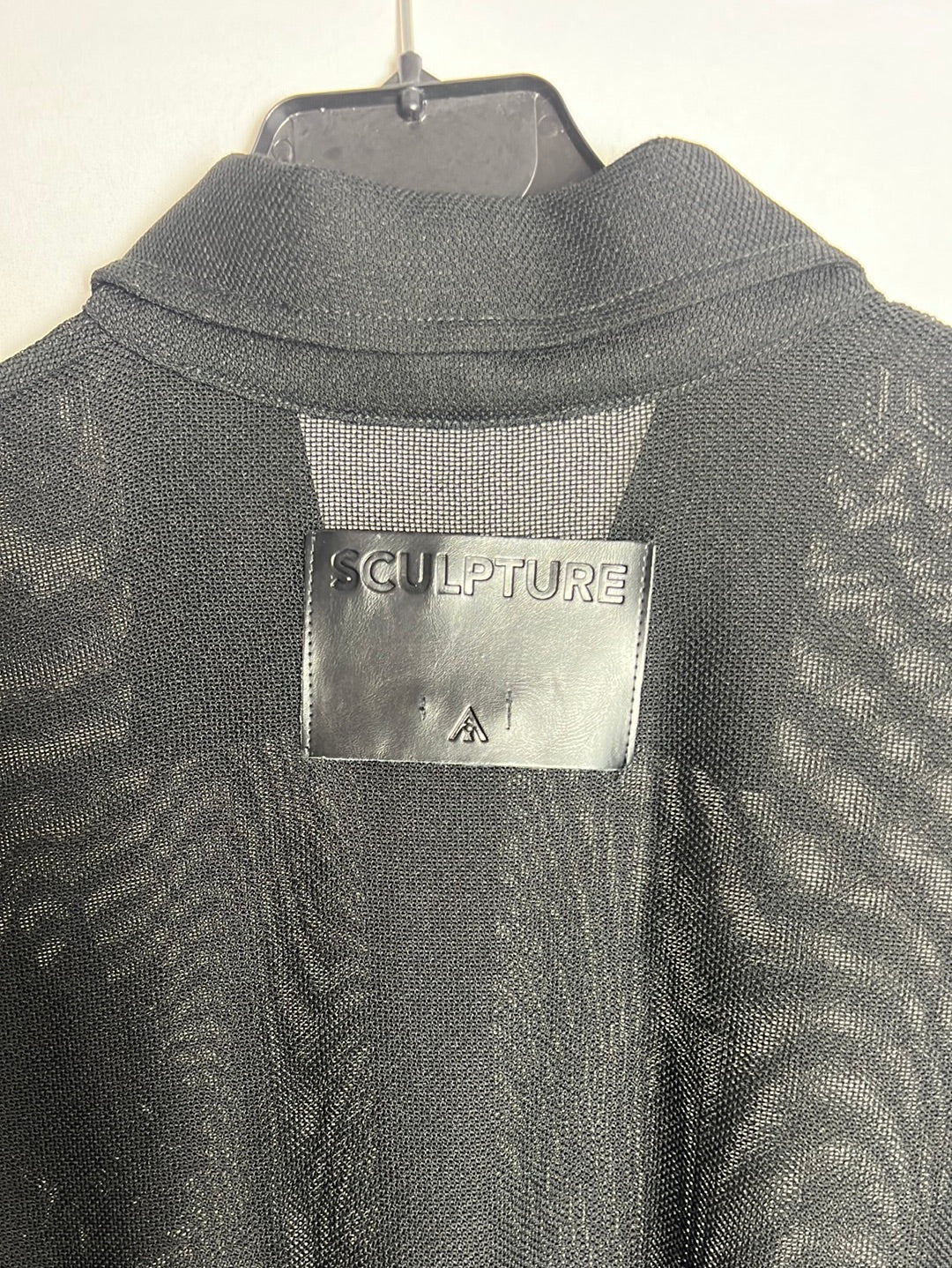 SCULPTURE. Top negro textura rejilla T S