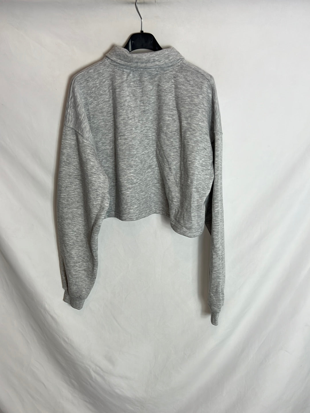 BERSHKA. Sudadera crop gris. T.M