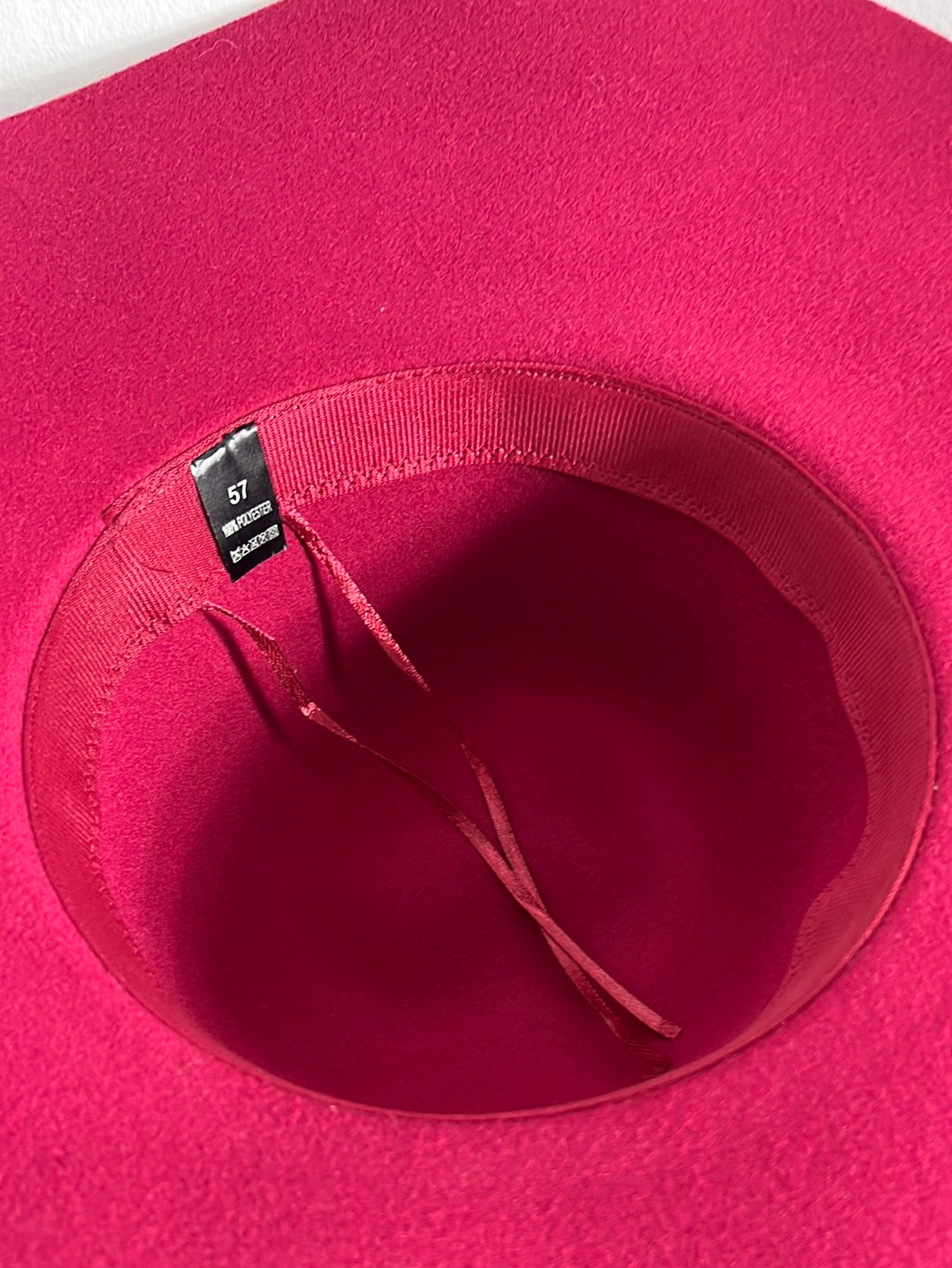 OTRAS. Sombrero burdeos detalle plumas. T 57