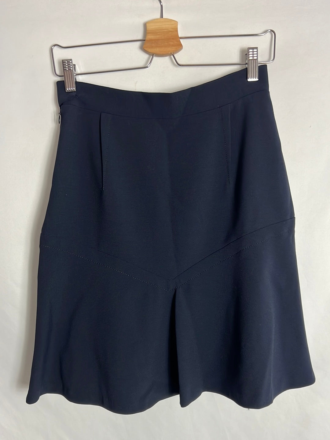 BIMBA Y LOLA. Falda corta azul marino volante. T 38 (tara)