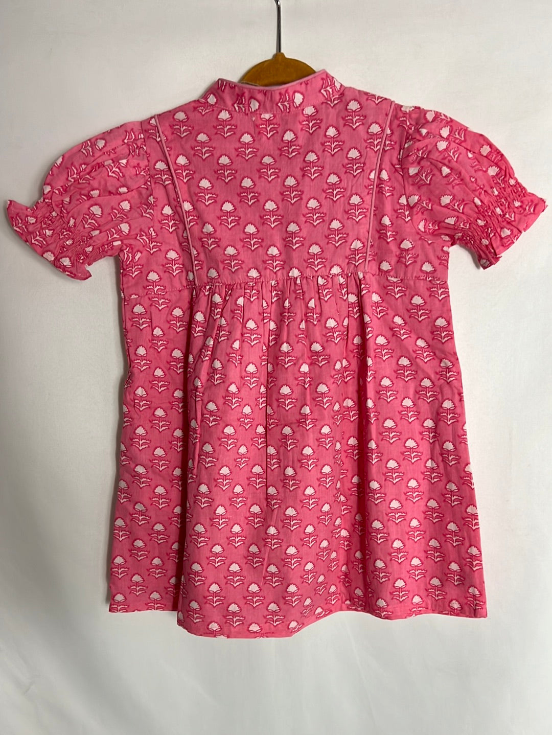 NÍCOLI. Vestido rosa flores blancas. T 3 años