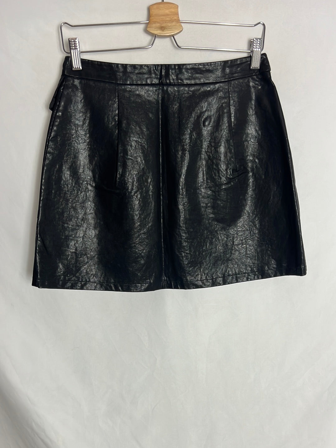 ZARA. Falda negra efecto piel. T M