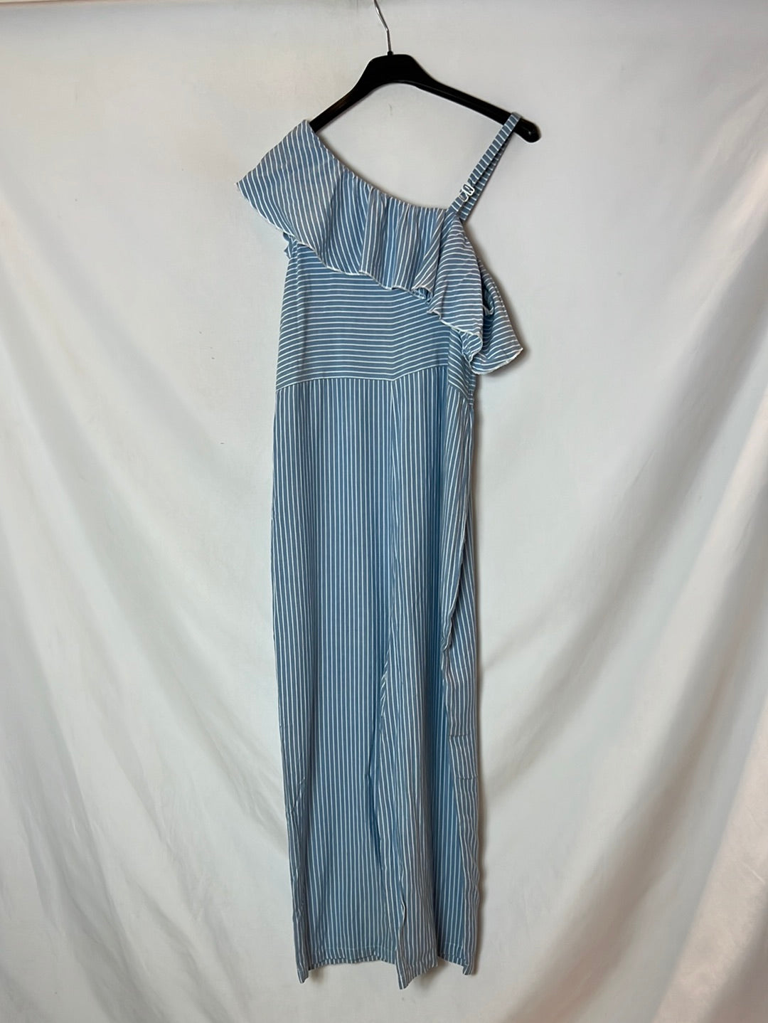 OTRAS. Mono rayas azul claro volante. T 8-10 años