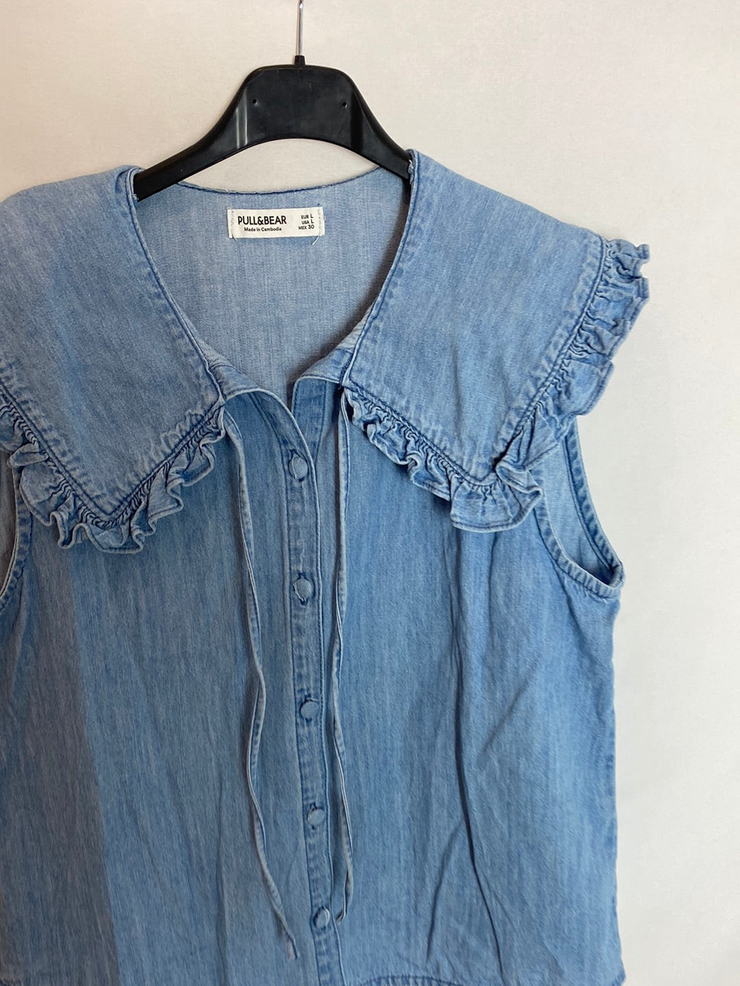 PULL&BEAR. Blusa denim cuello T.l