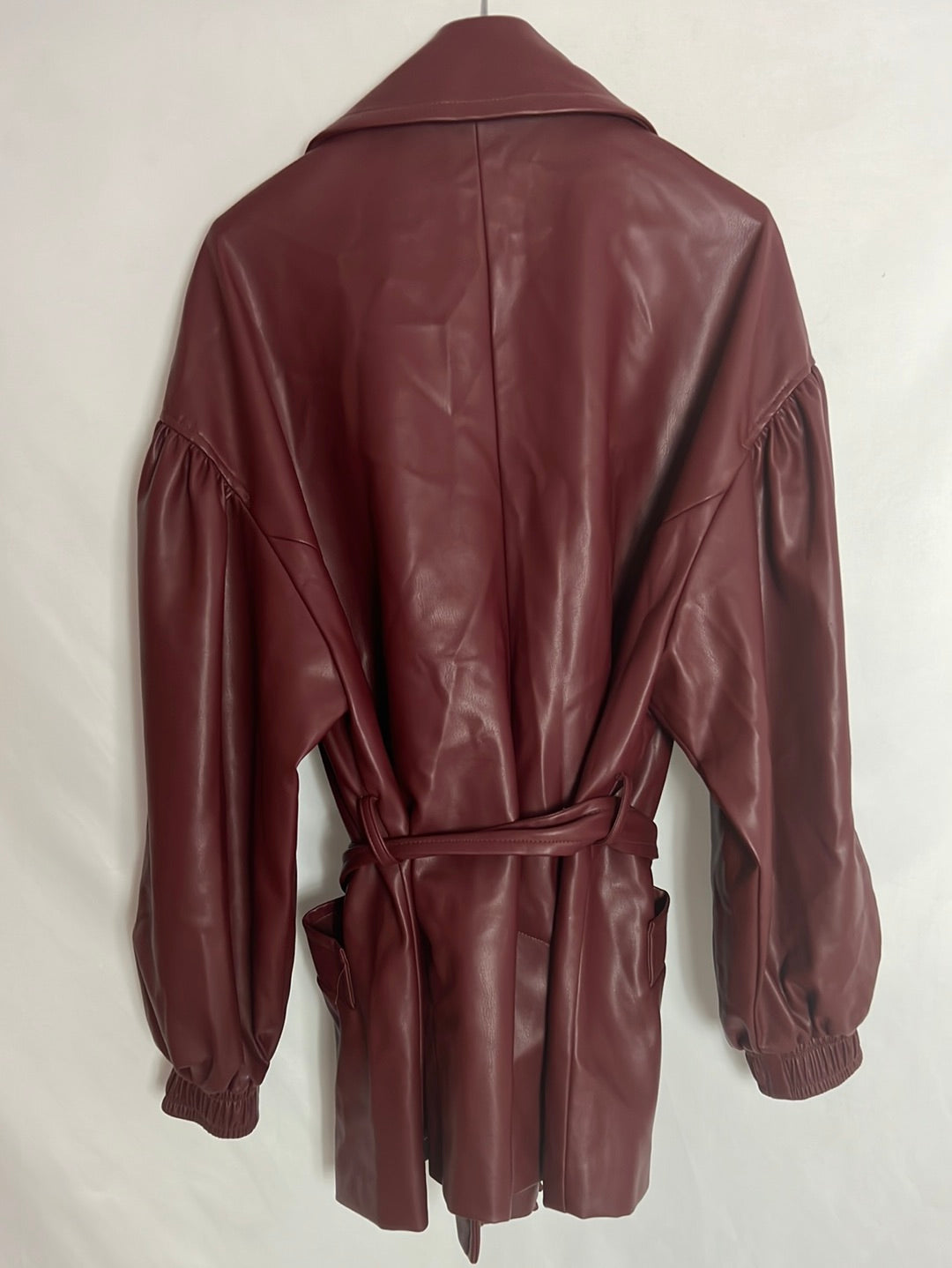 ZARA. Chaqueta efecto piel estilo oversized burdeos. T S