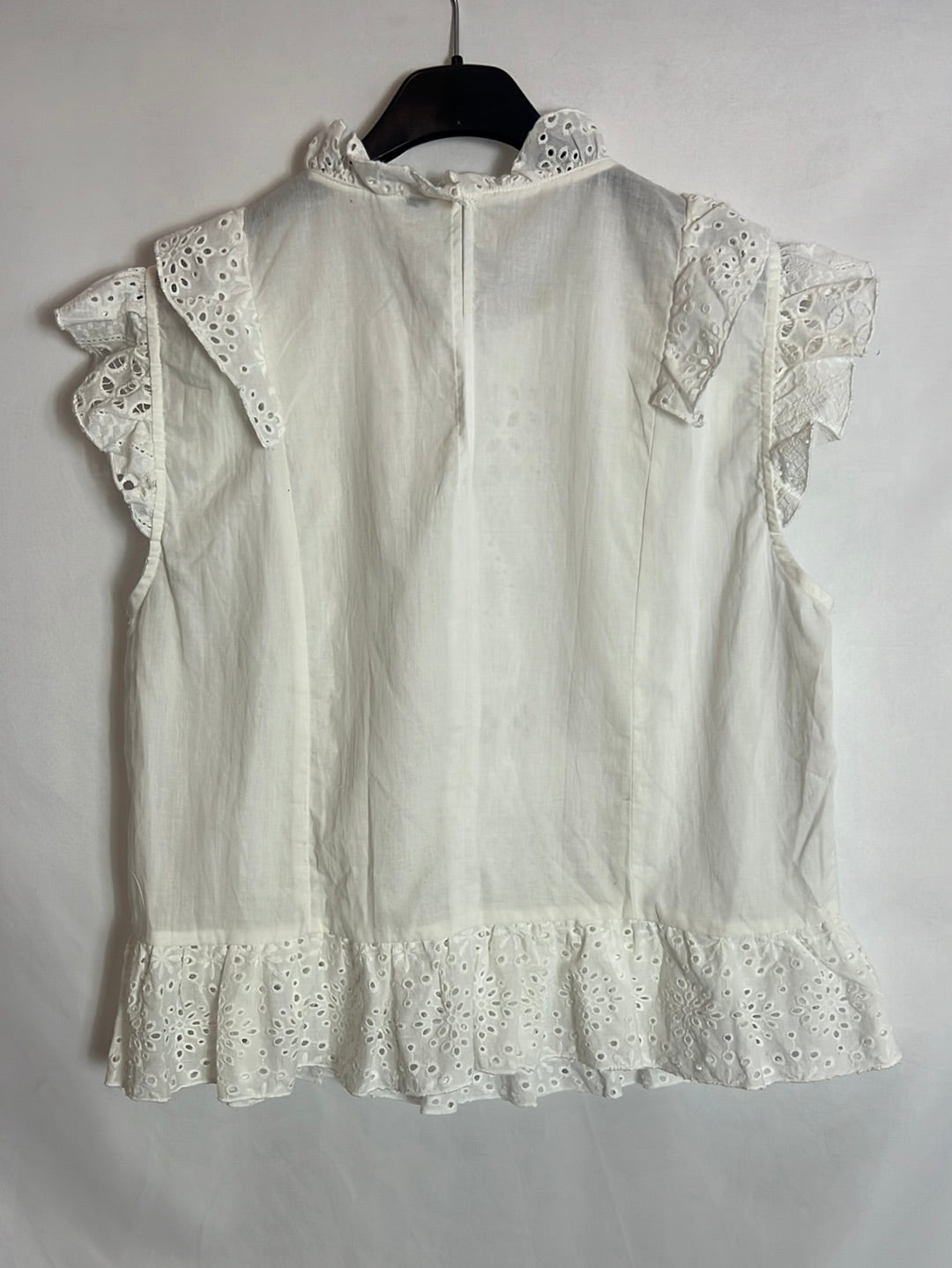 OTHERS. White die-cut top with ruffled collar. TS/M (tare)