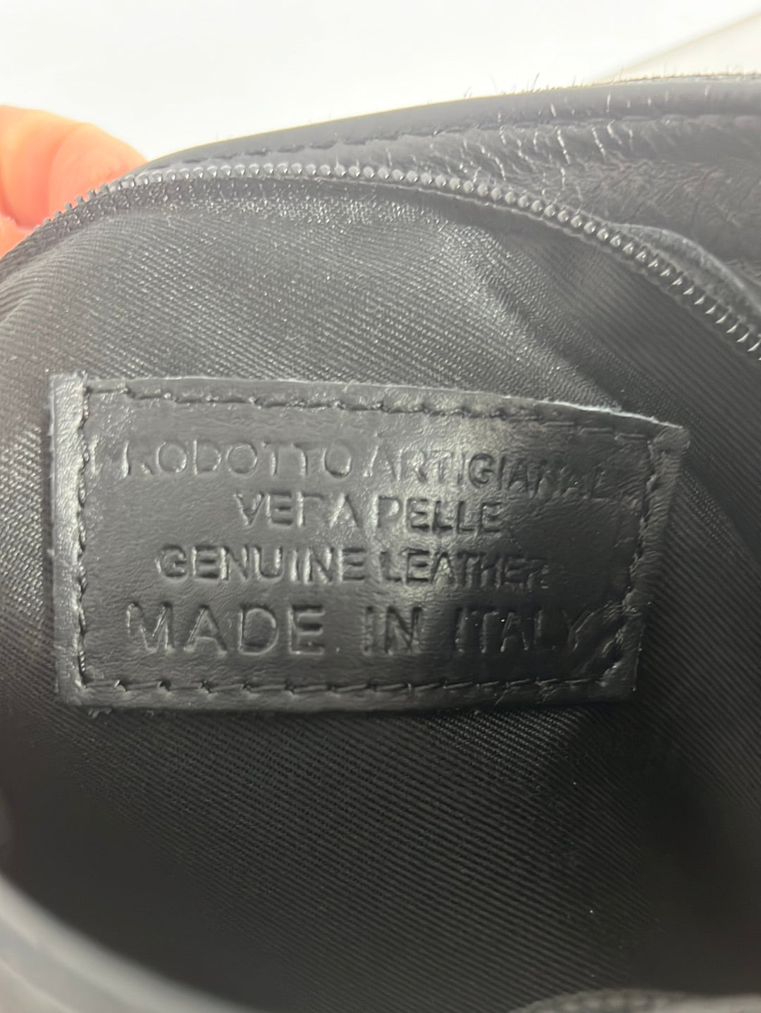 OTRAS. Bolso de mano de piel doble textura