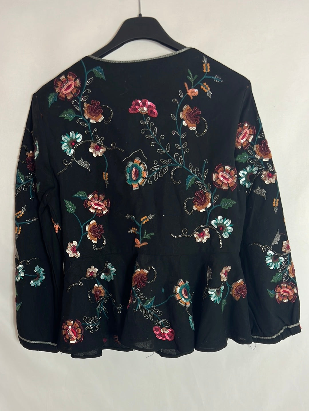 ZARA. Chaqueta negra pedrería. T S