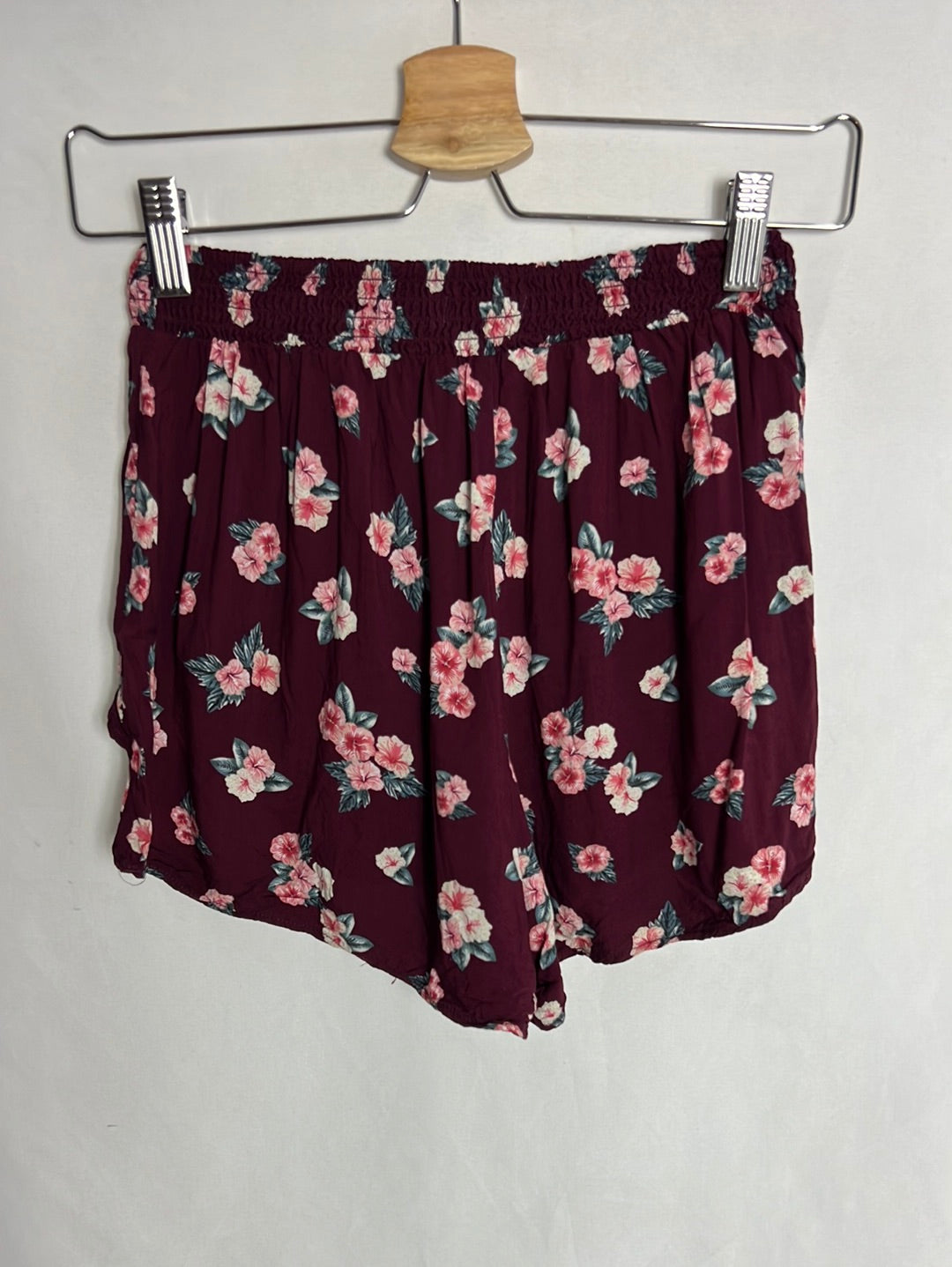 PULL & BEAR. Short fluido apertura laterales T.40