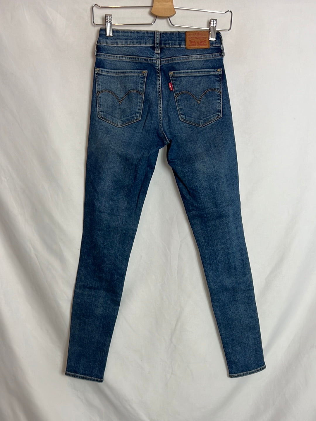 LEVI'S. Medium wash skinny denim pants. Size 26 (36)