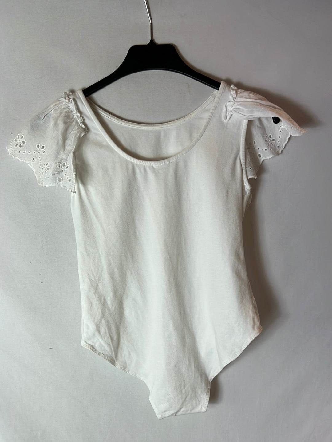 OTRAS. Body blanco volante. T S