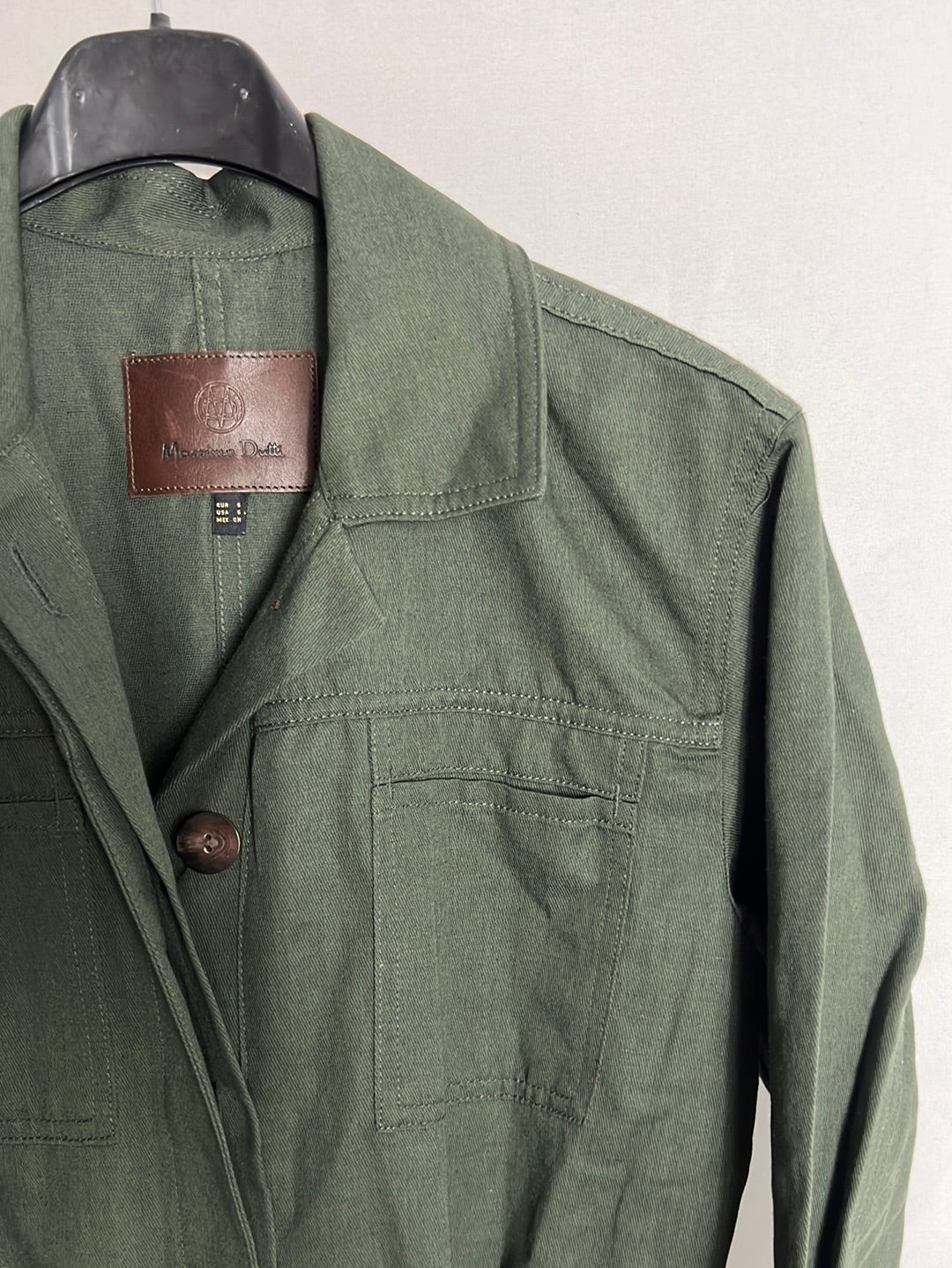 MASSIMO DUTTI. Mono largo verde. T.s