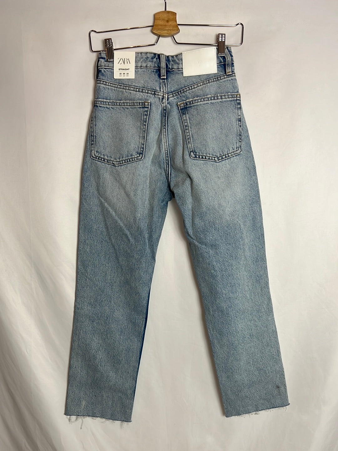ZARA. Pantalón denim claro cropped. T 32