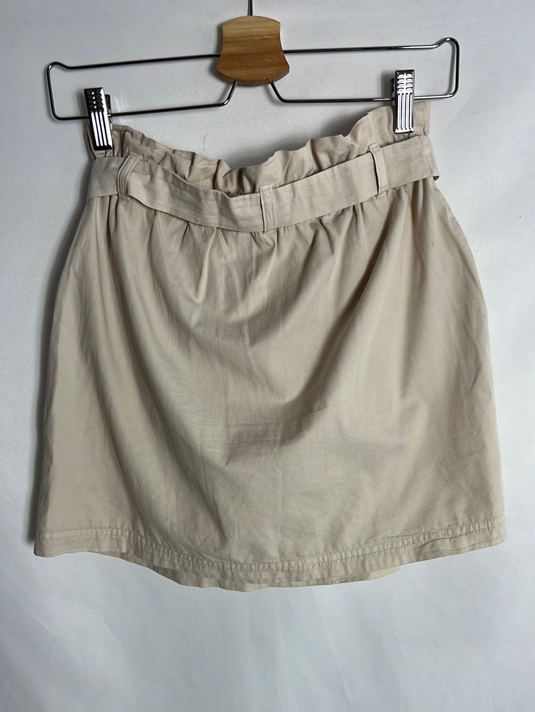 OYSHO. Falda corta beige bolsillos. T S