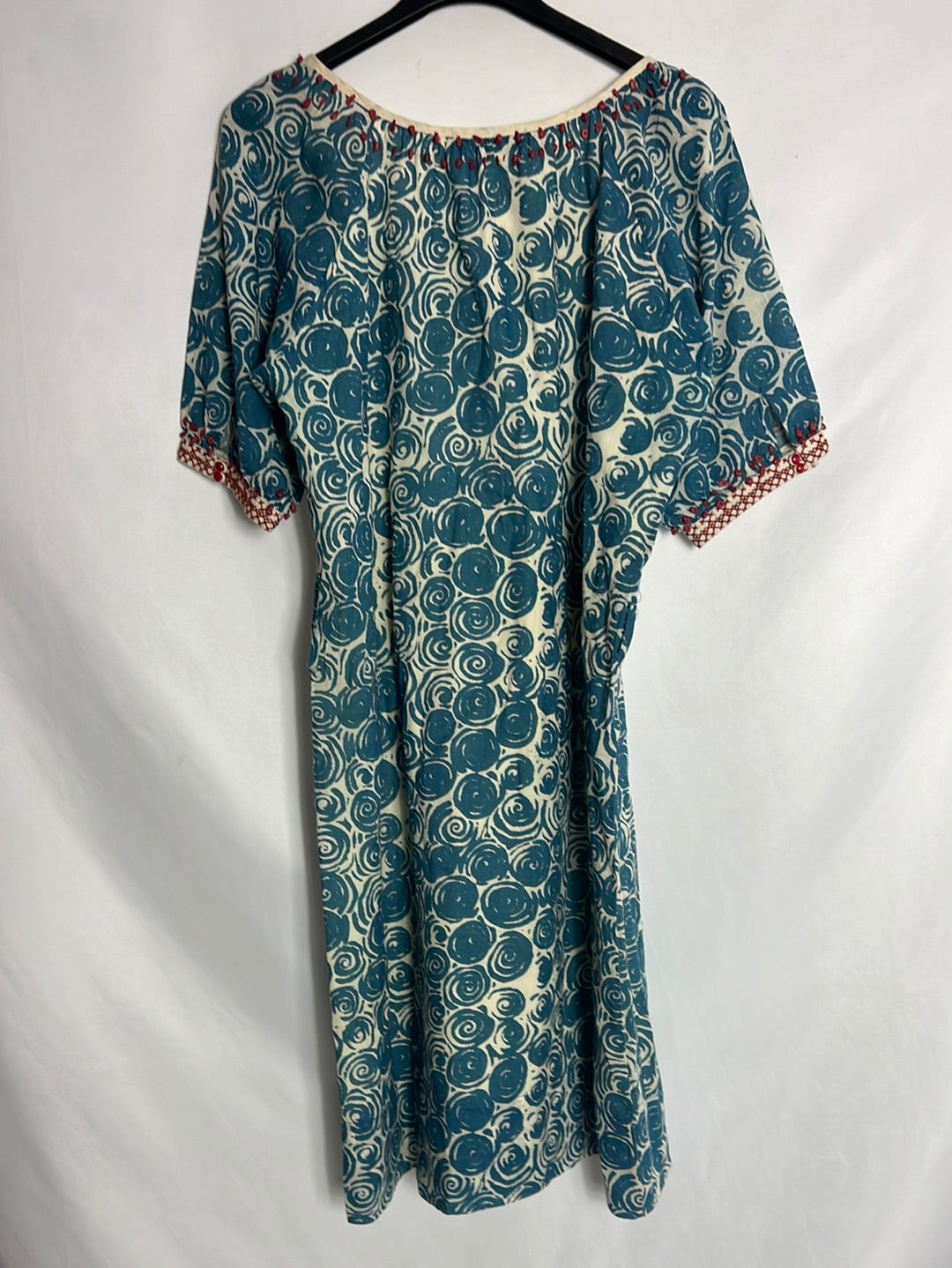 TALEYO. Vestido corto estampado y pedrería en la manga. T S