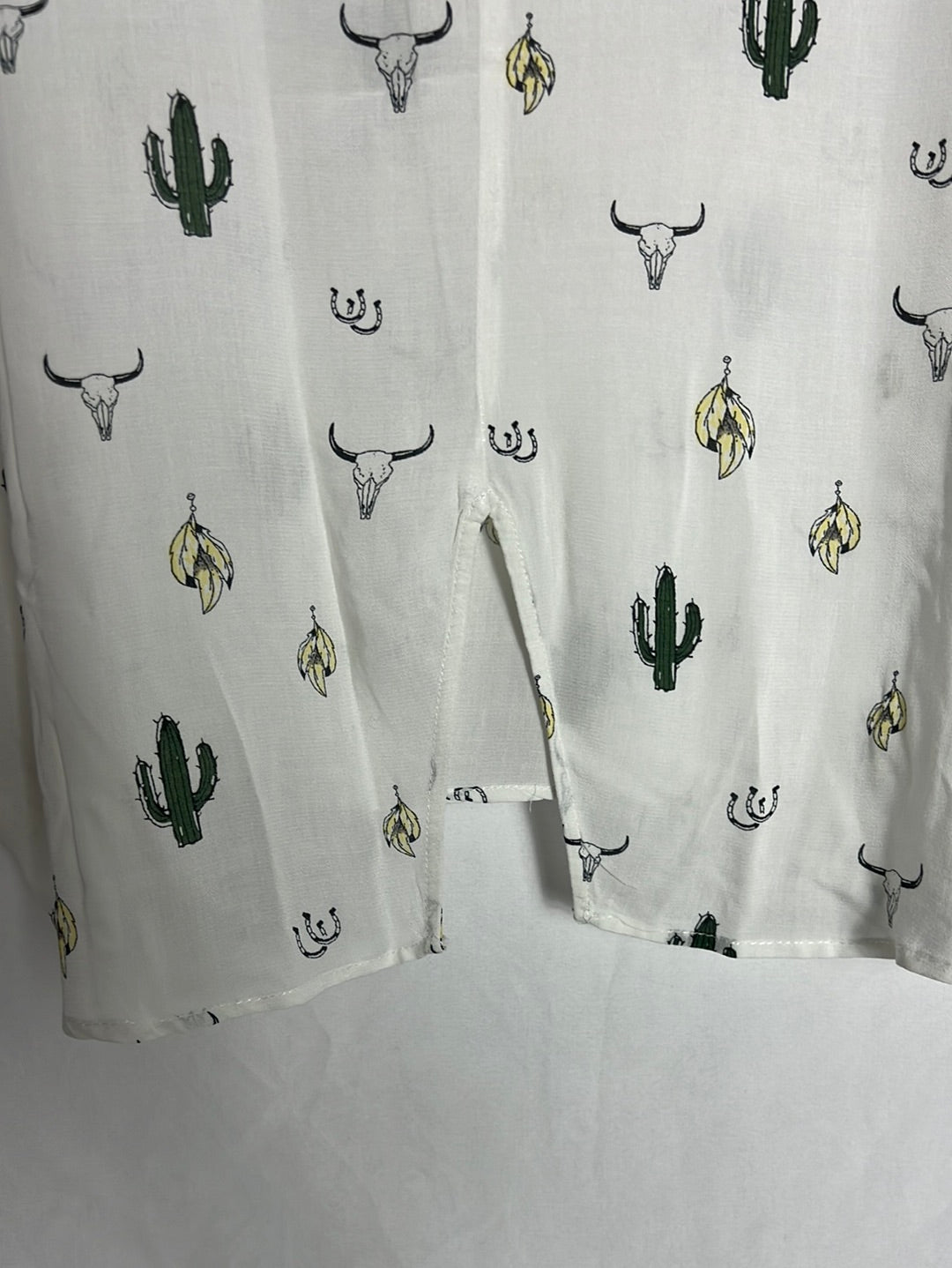 MANGO. Blusa blanca manga corta dibujos. T M