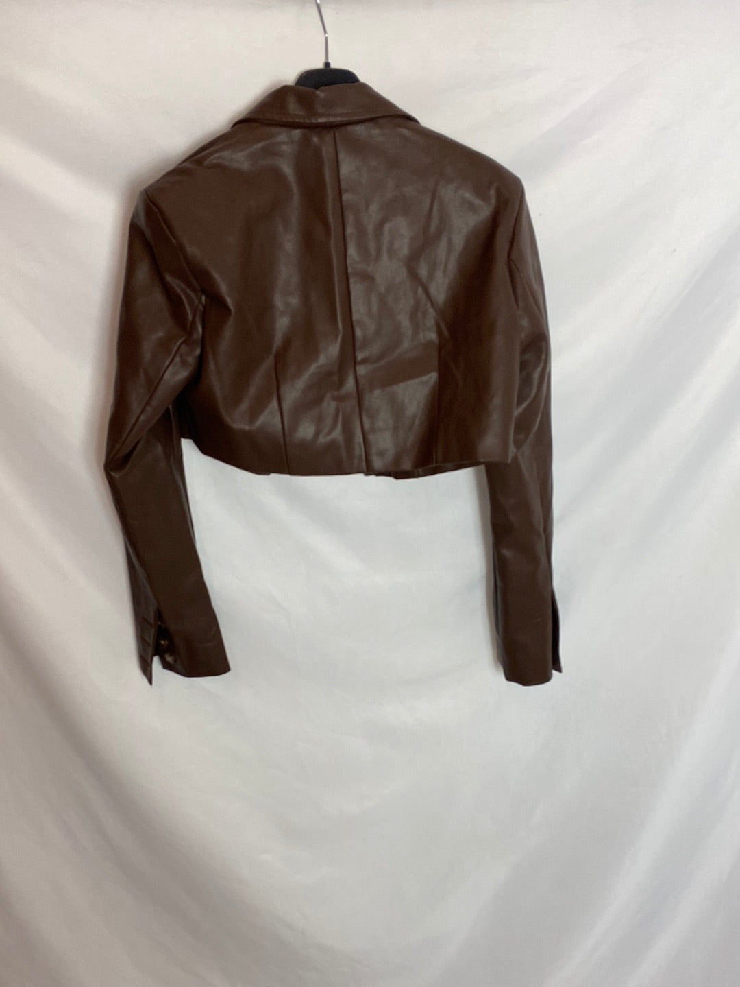 STORETS. Blazer crop marrón polipiel. T.S/M