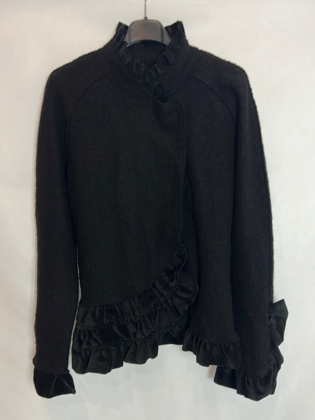 DERHY. Chaqueta lana volantes en terciopelo negro. T M