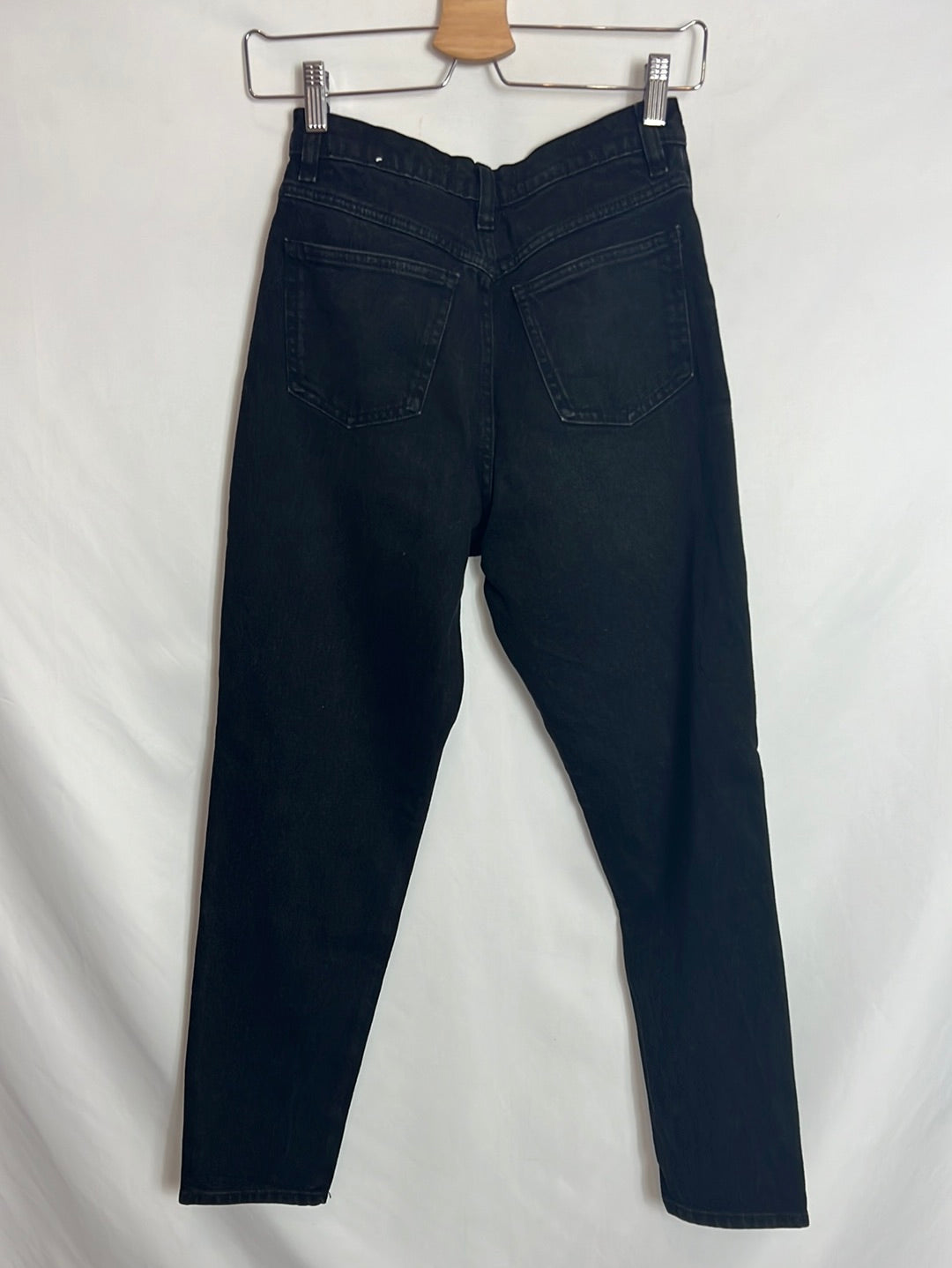 ZARA. Pantalón denim estilo boyfriend negro. T 36