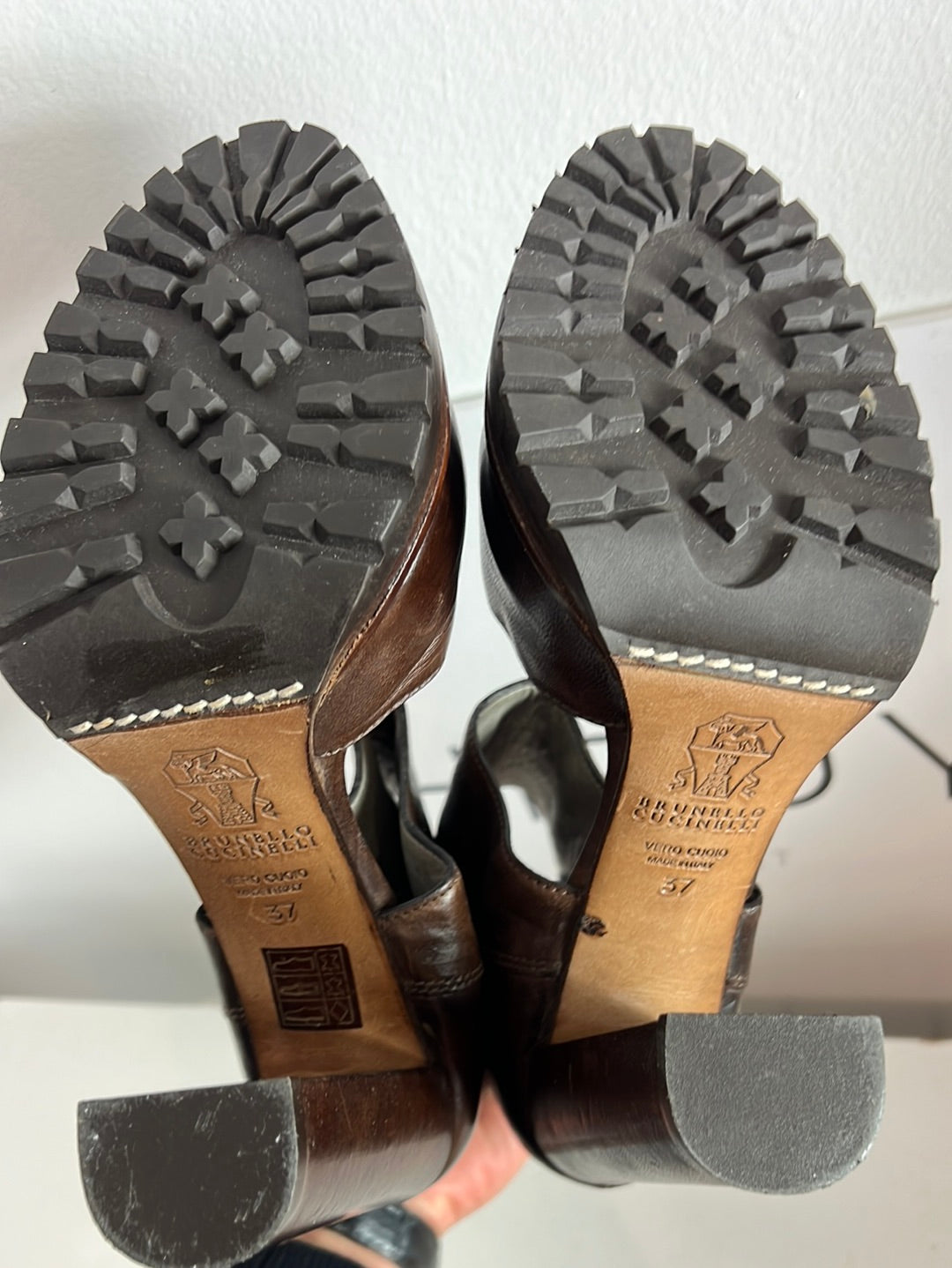 BRUNELLO CUCINELLI. Zapatos marrones estilo botin aperturas. T 37