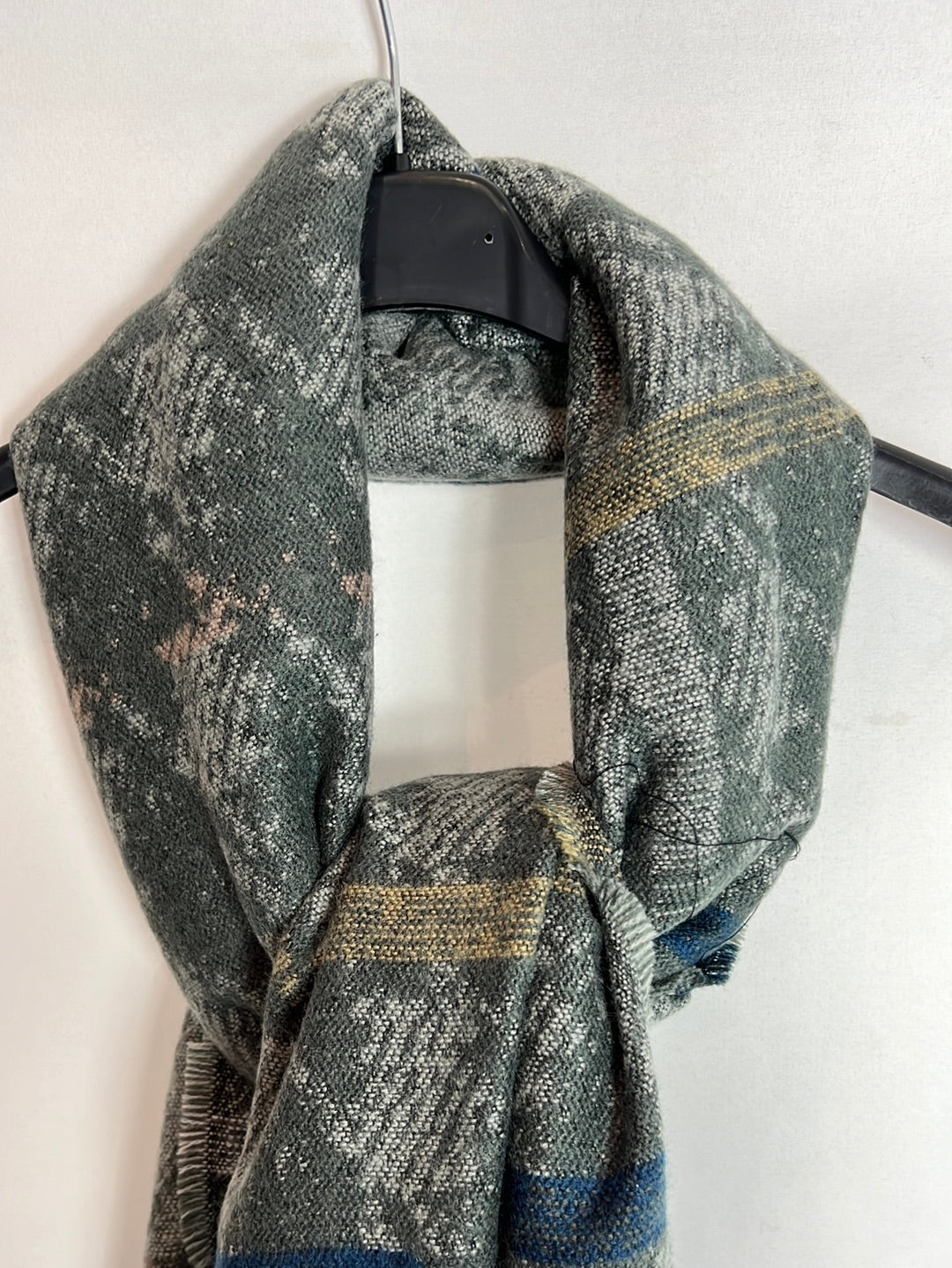 EFERRI .Bufanda gris estampada