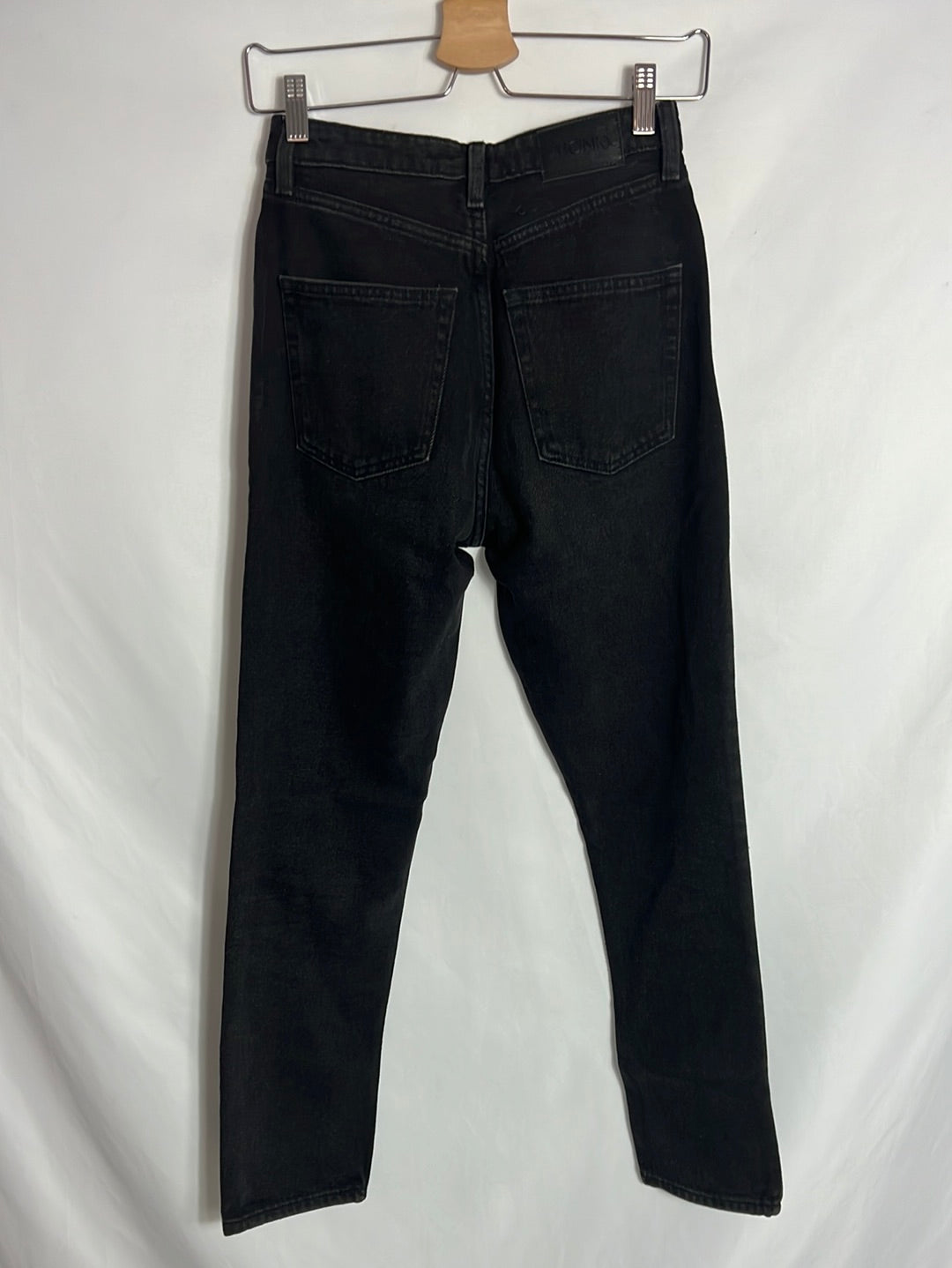 MONKI. Pantalón denim negro cintura alta. T 32