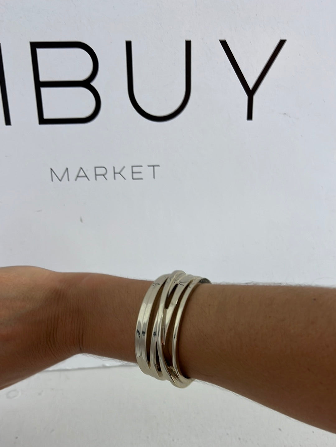 OTRAS. Pulsera plateada rigida