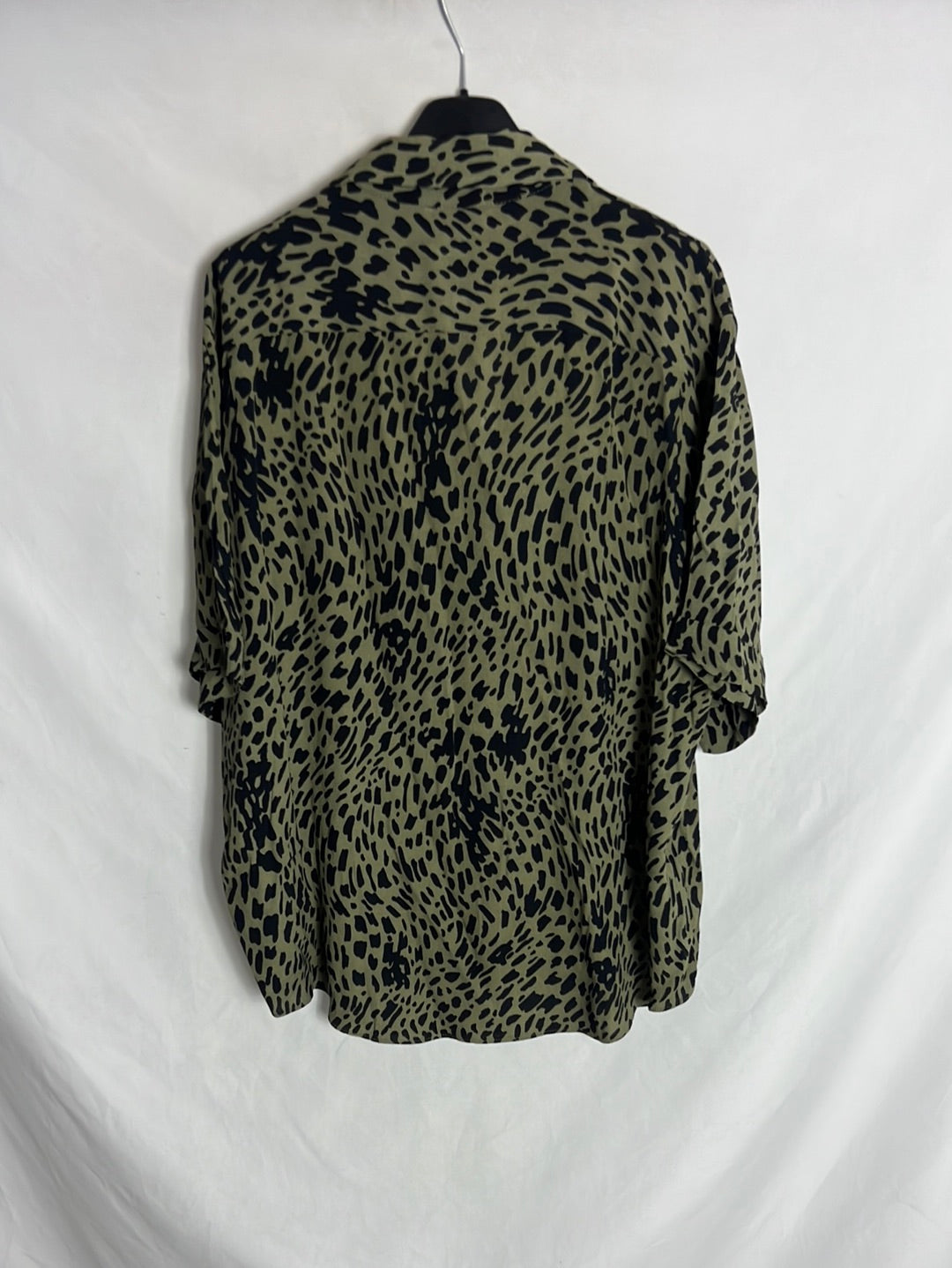 ZARA. Blusa verde estampada manga corta. T M