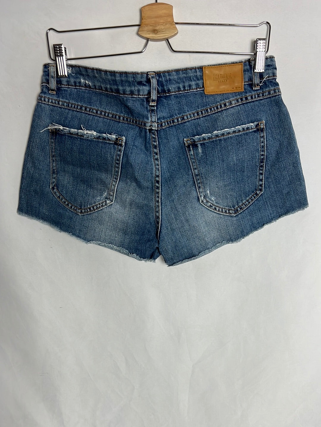 ZARA. Short vaquero cintura baja T.38