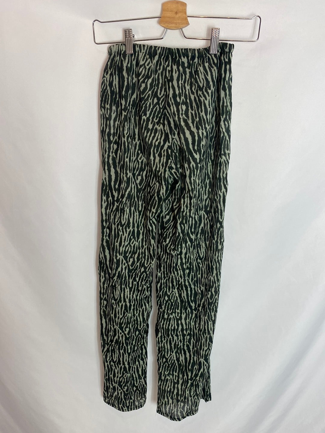 Pull&Bear. Pantalones estampados. T.XS