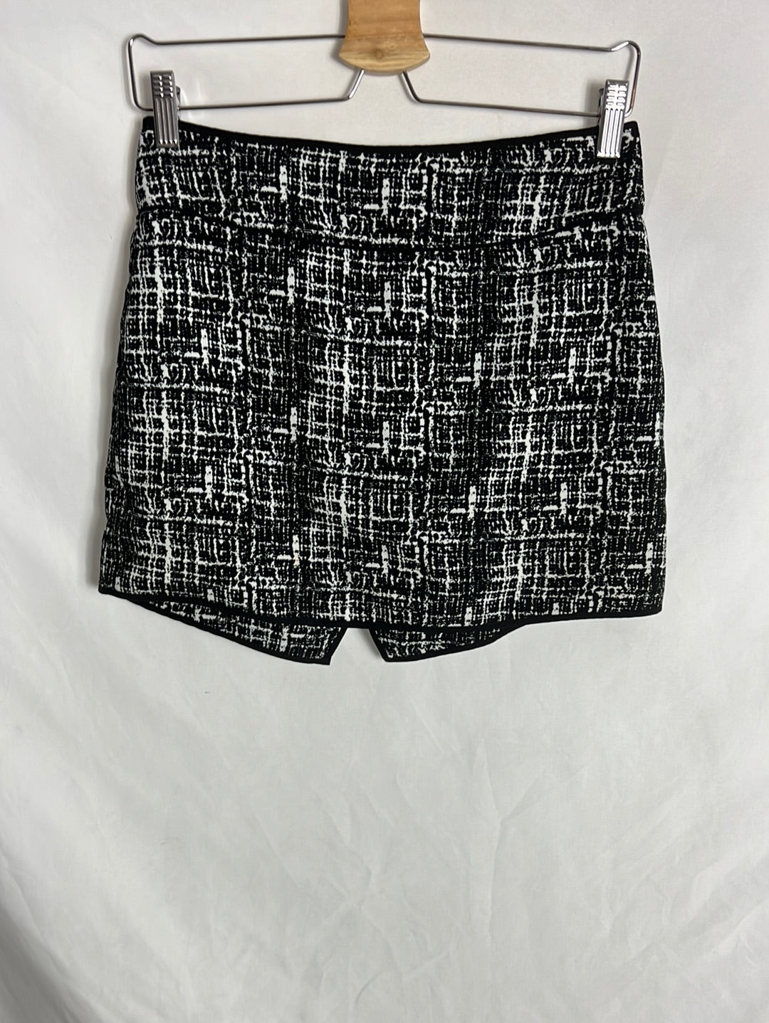 SUNCOO. Black and white button-down short skirt. TS