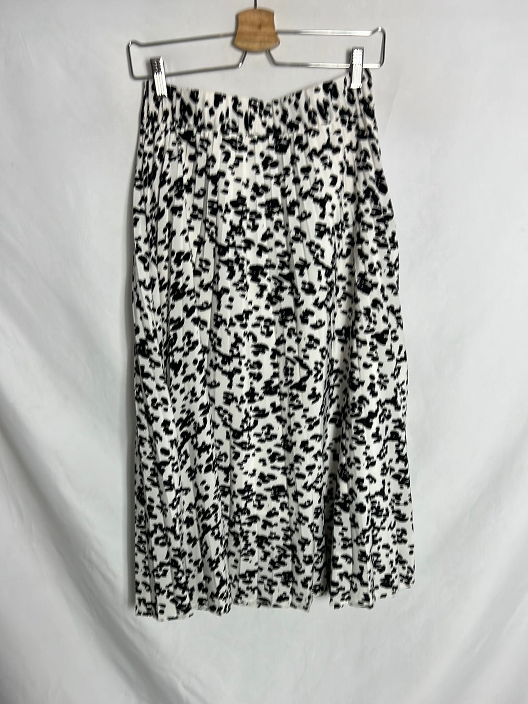 STRADIVARIUS. Falda midi blanca plisada estampada. T S
