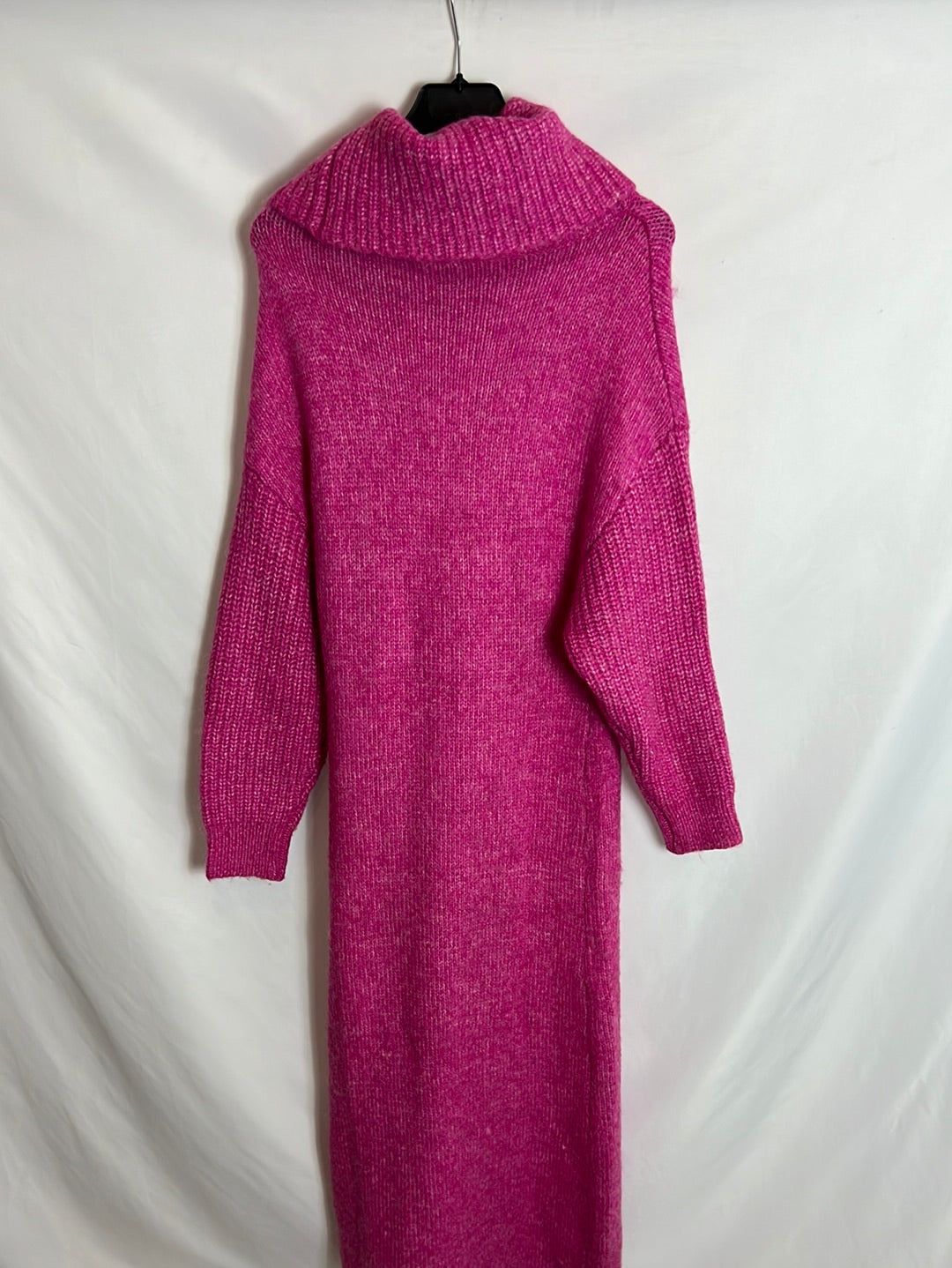 ZARA. Vestido midi punto cuello vuelto fucsia. T.s