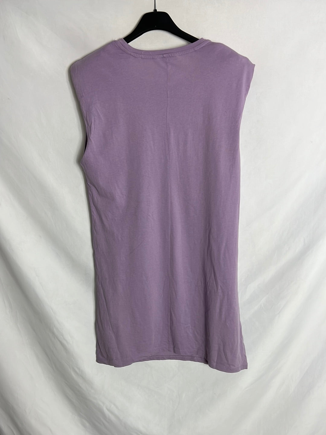 STRADIVARIUS. Vestido corto lila hombreras. T L