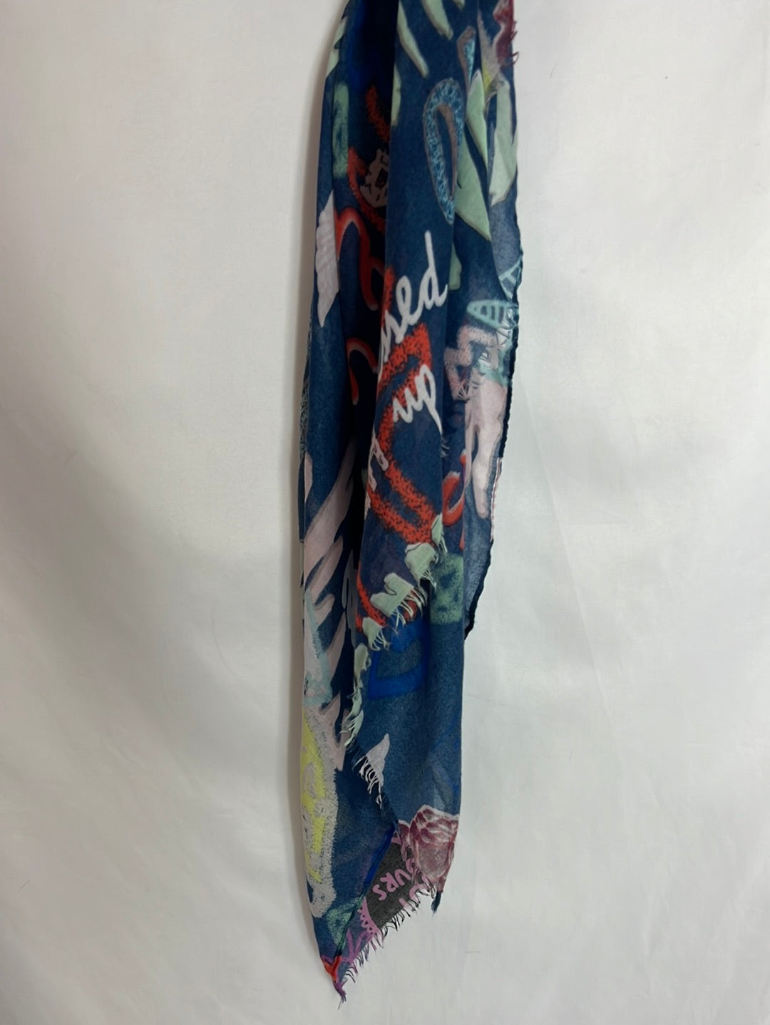 OTRAS. Fular azul frases