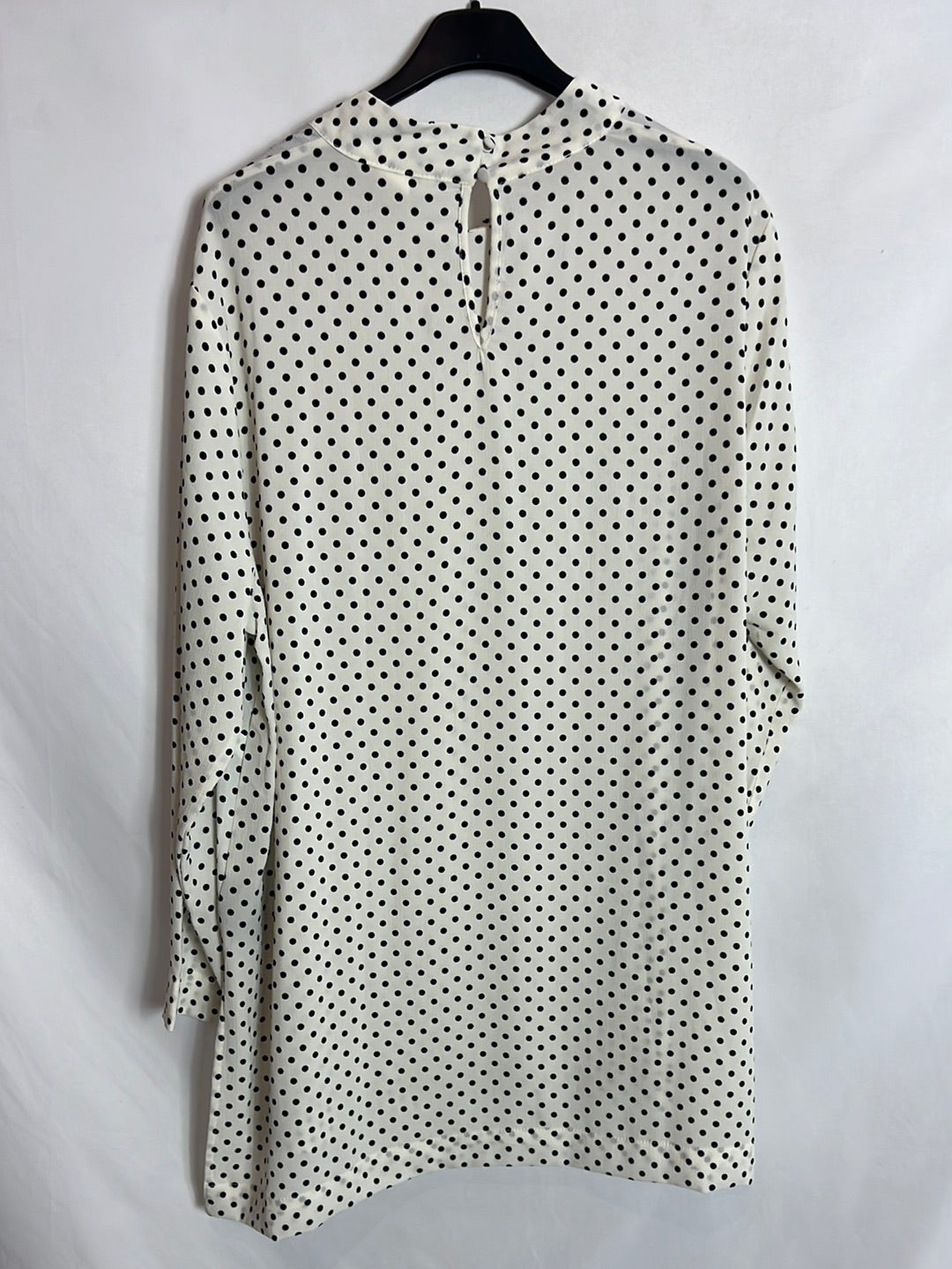 H&M. White blouse with black polka dots. Size 46