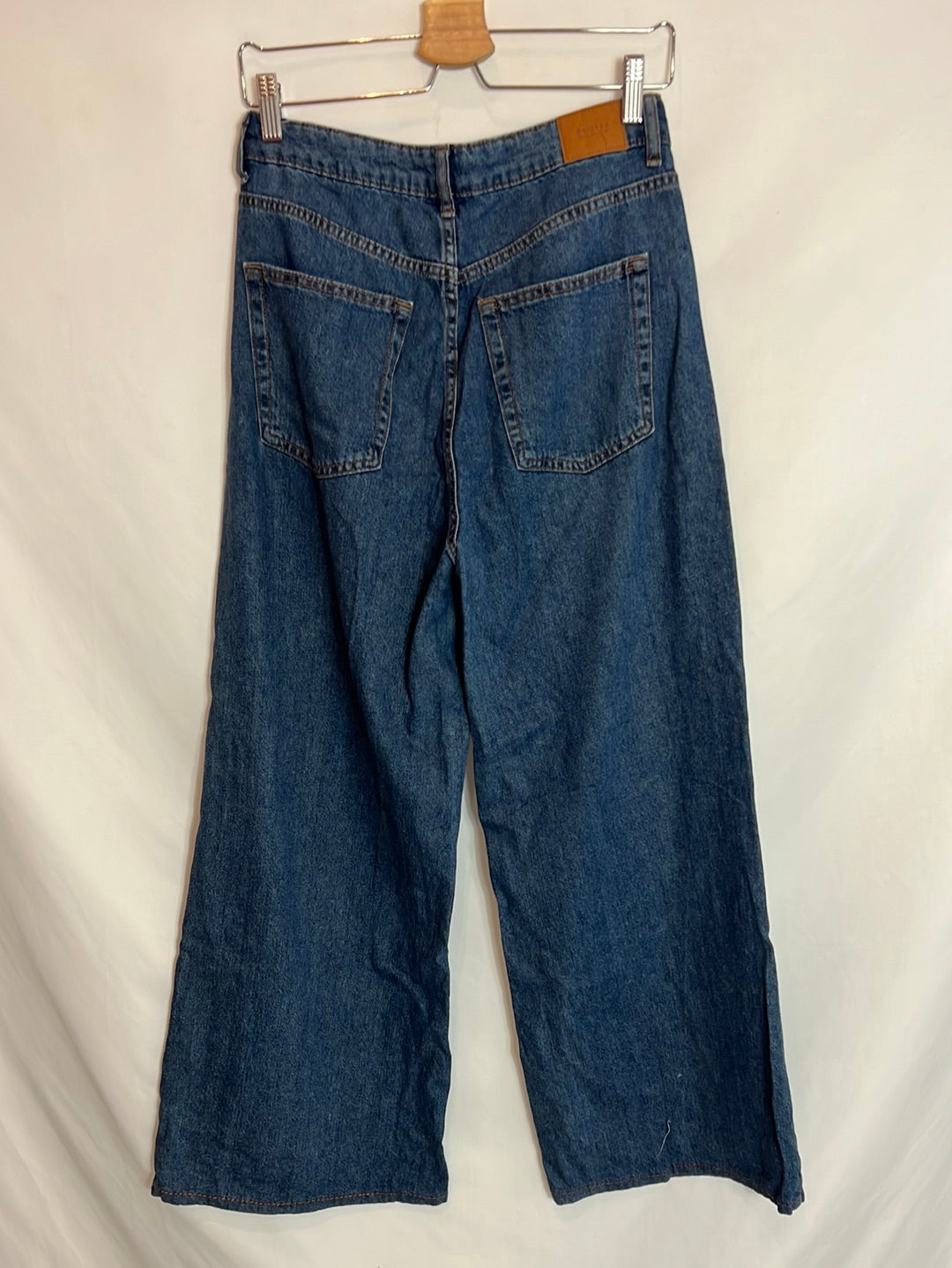 BERSHKA. Pantalón ancho denim T.38