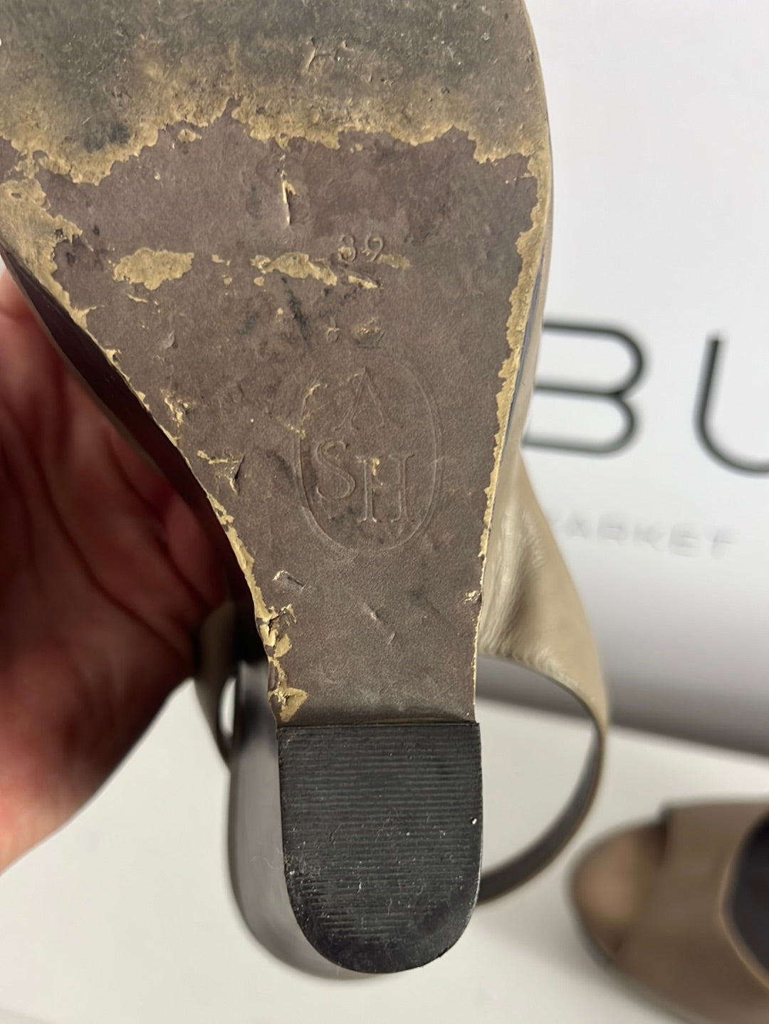 ASH. Cuñas piel marrón asimétricas. T 39