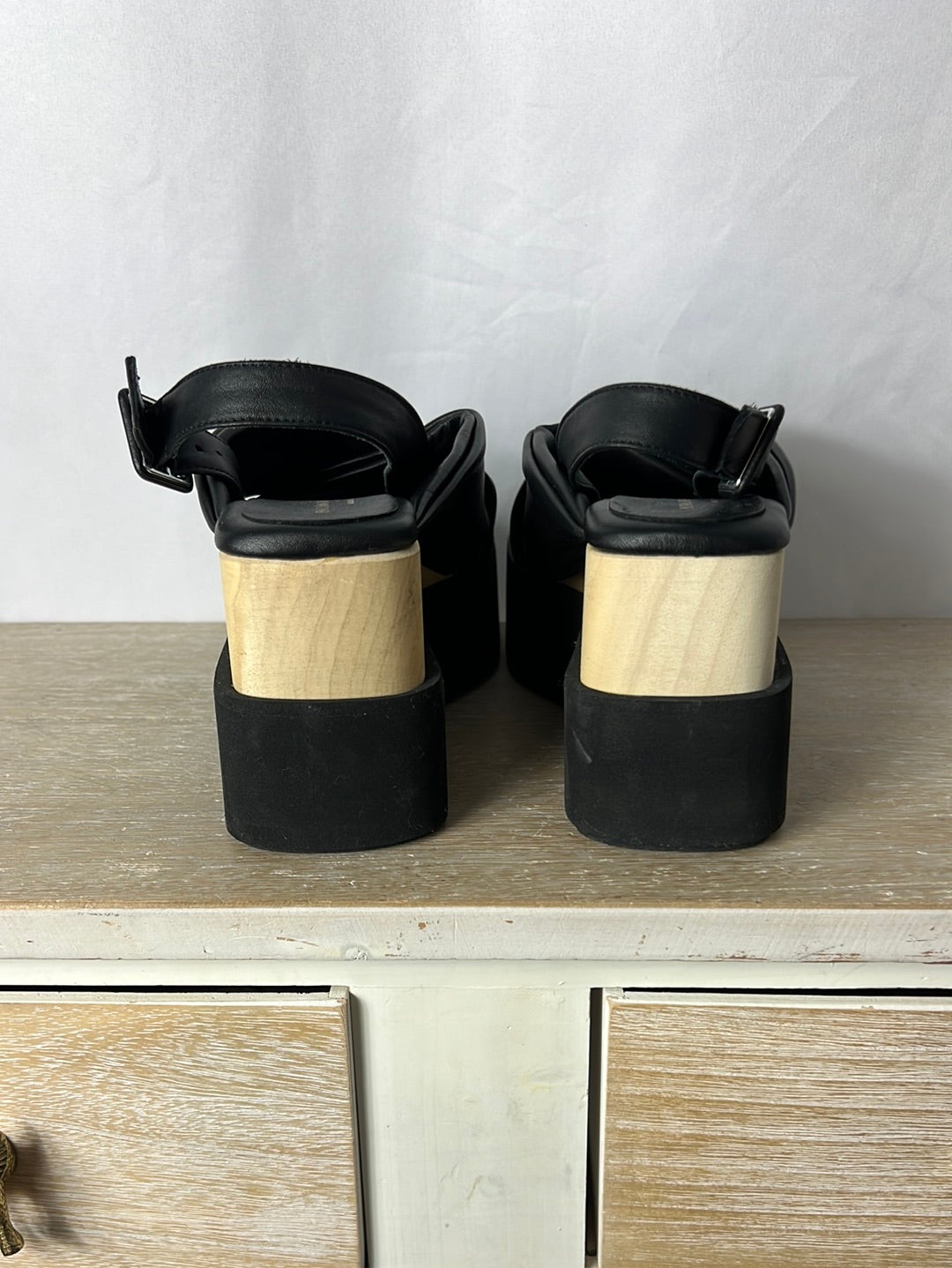 PALOMA BARCELÓ. Plataformas tira cruzada negra. T 39