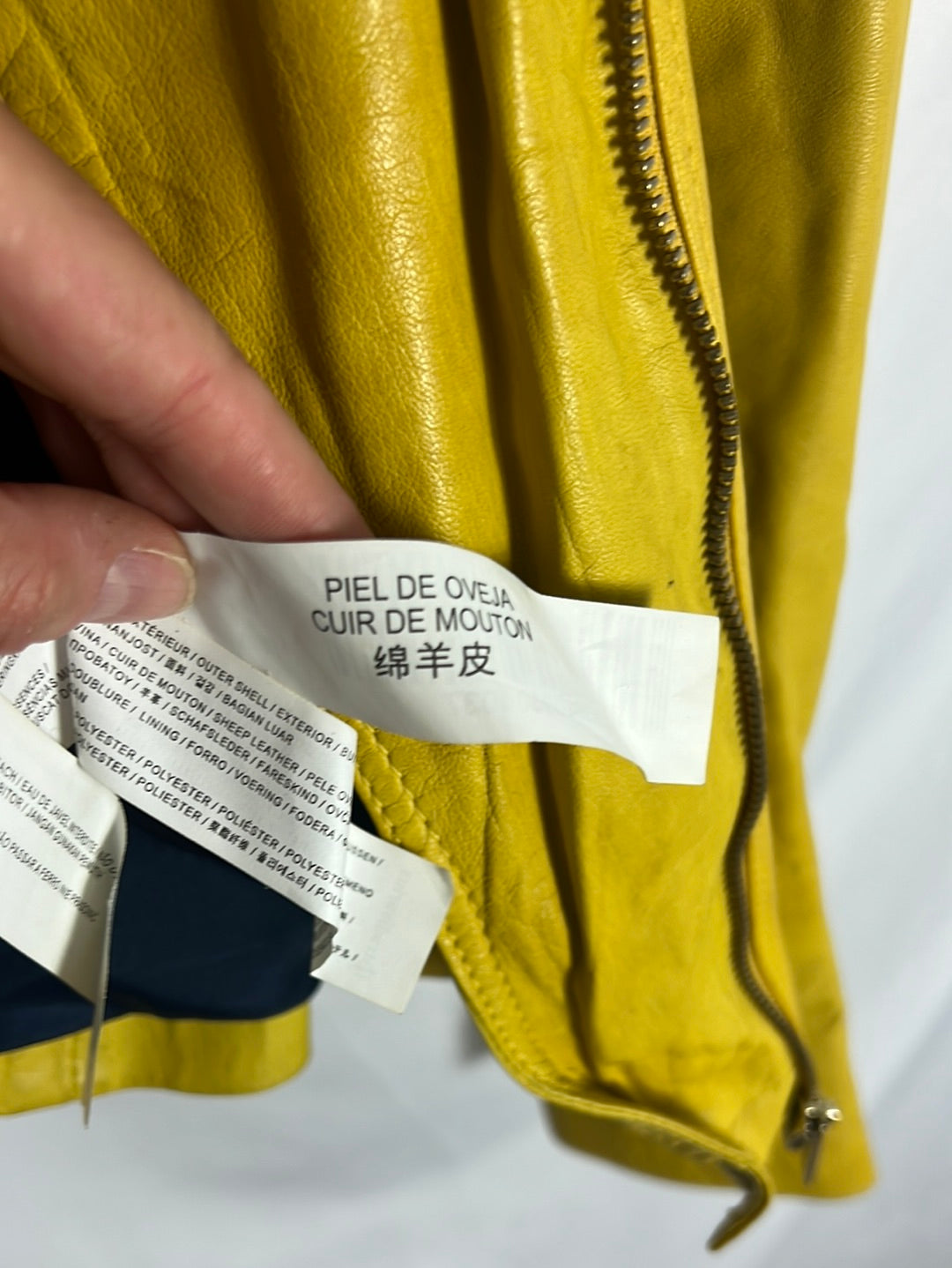 STRADIVARIUS. Chaqueta piel amarilla estilo biker. T M
