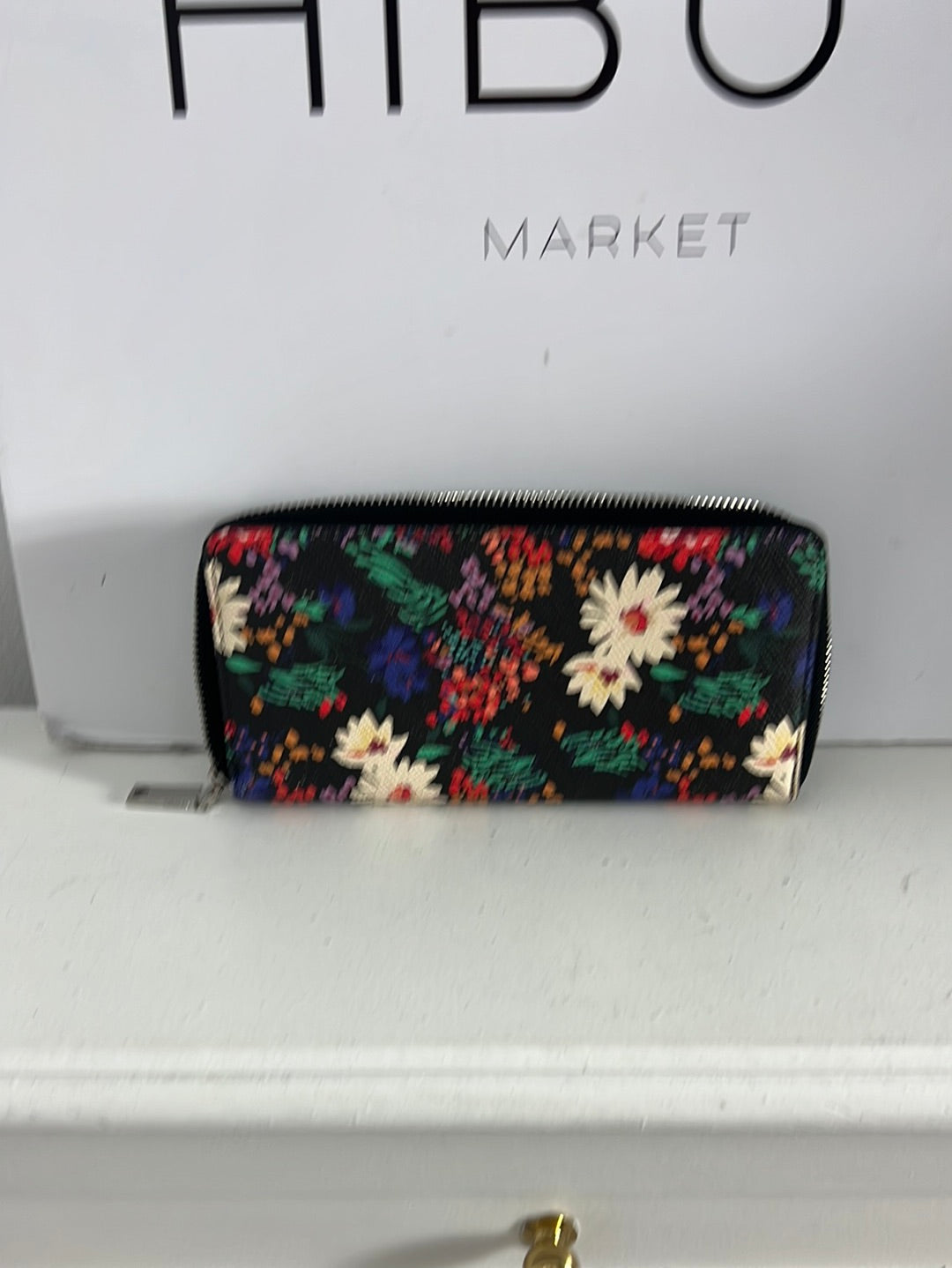 OTRAS. Cartera negra estampada flores