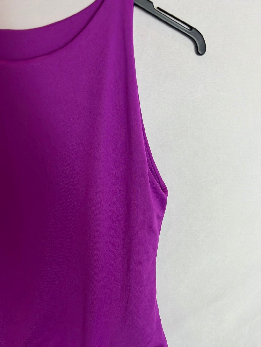 PEZ DE RÍO. Body fucsia cuello halter. T.M