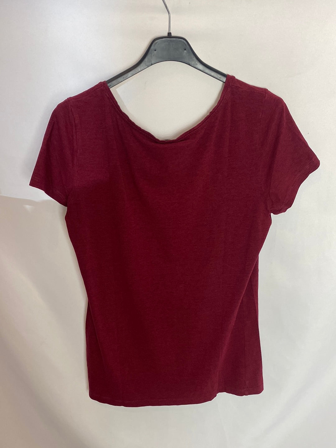 H&M. Burgundy T-shirt. TL