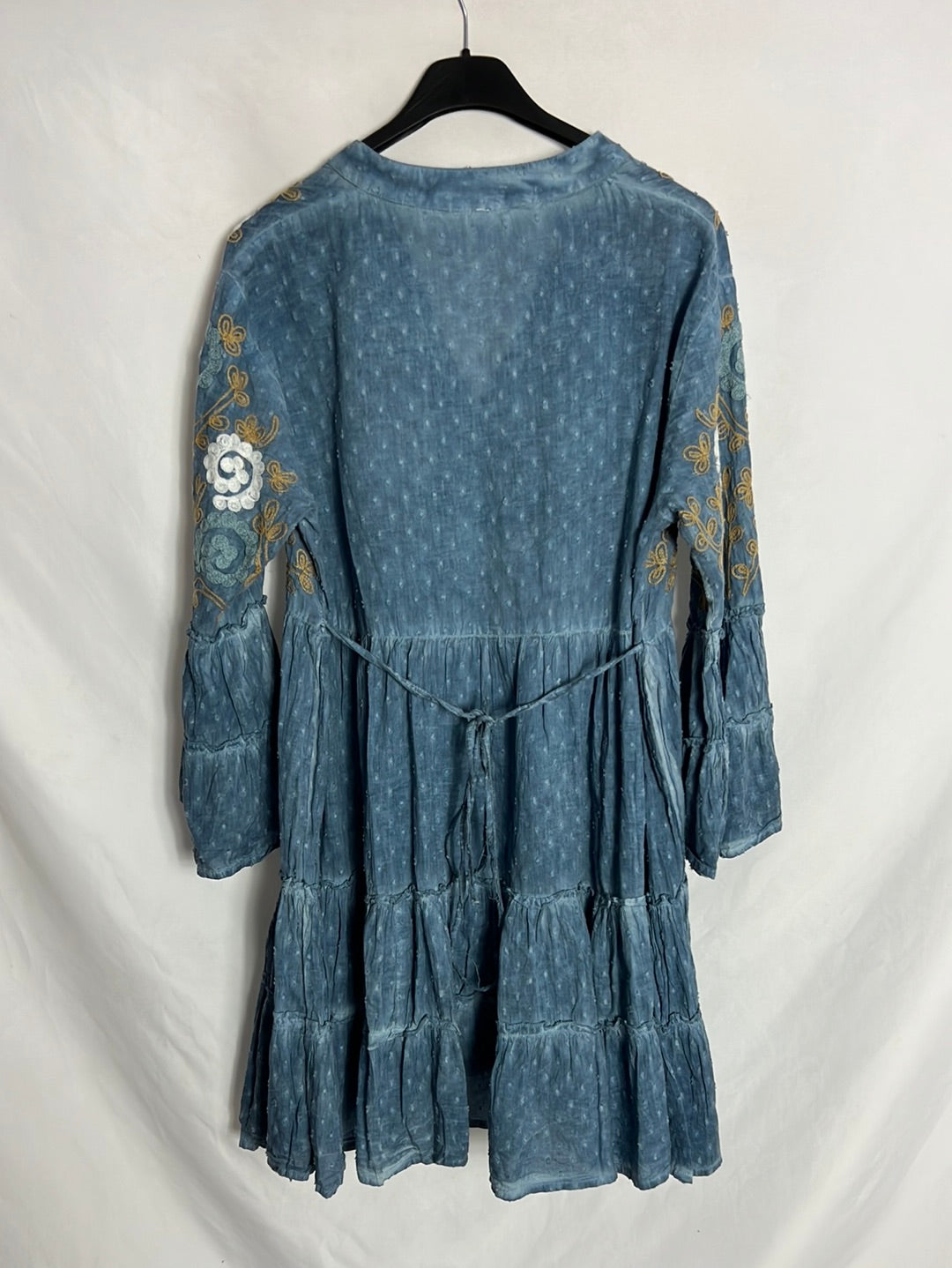 OTRAS. Vestido textura bordados azul claro. T U ( M)