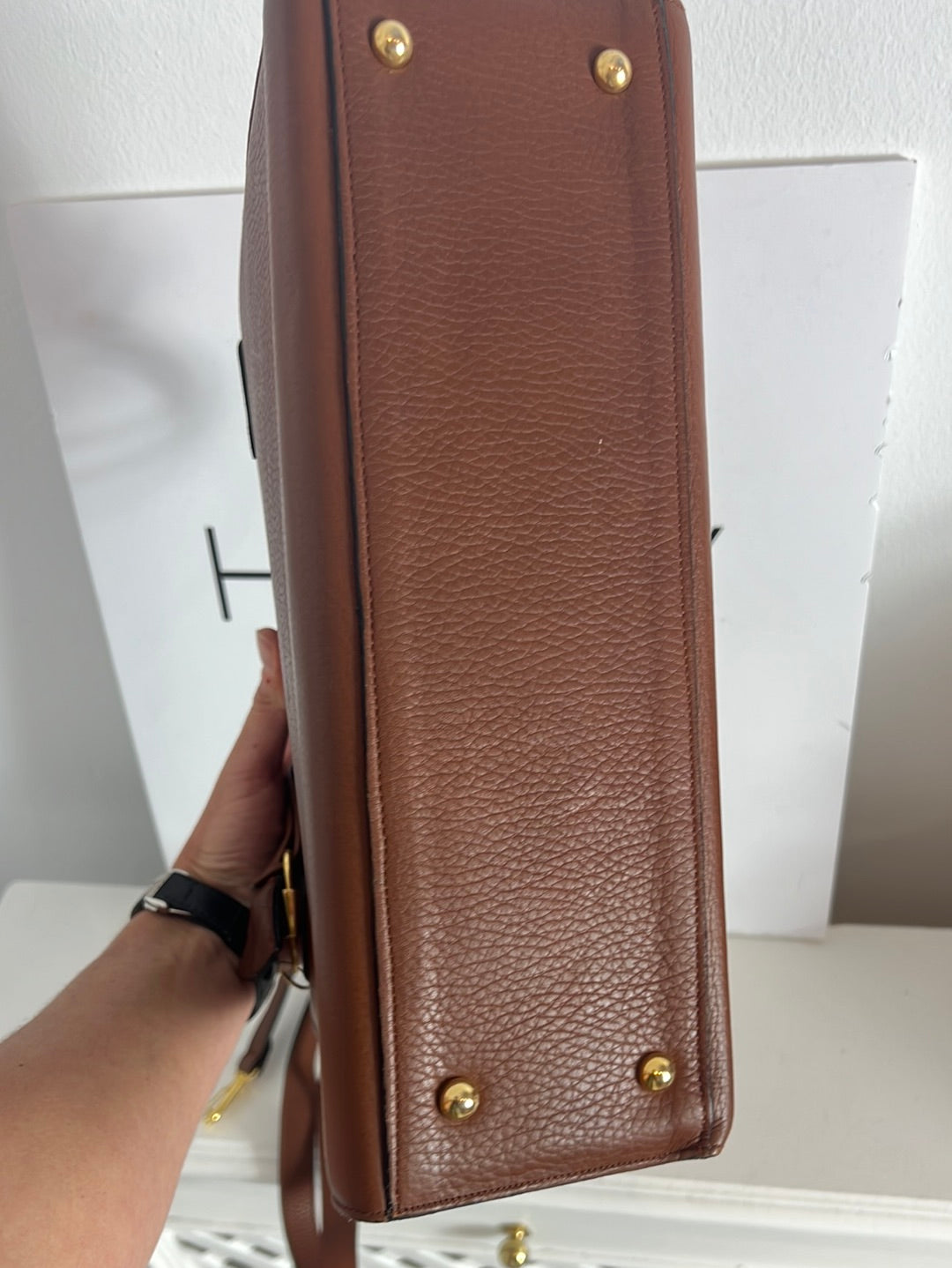 OTRAS. Bolso rígido marrón vintage.