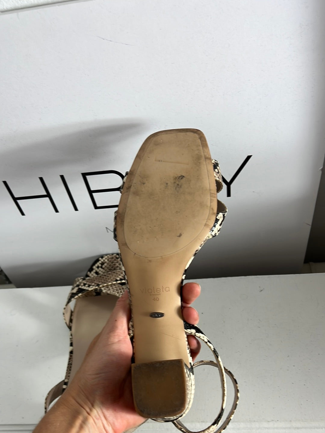 MANGO. Sandalias tacón bajo animal print. T 40