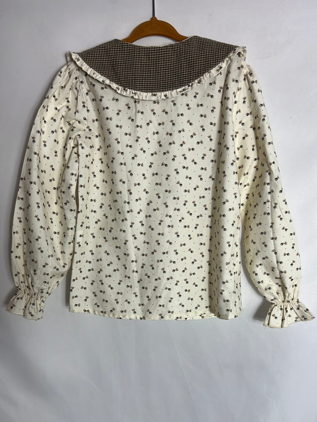 LOLA LIKES. Light beige floral blouse. Size 6 years.